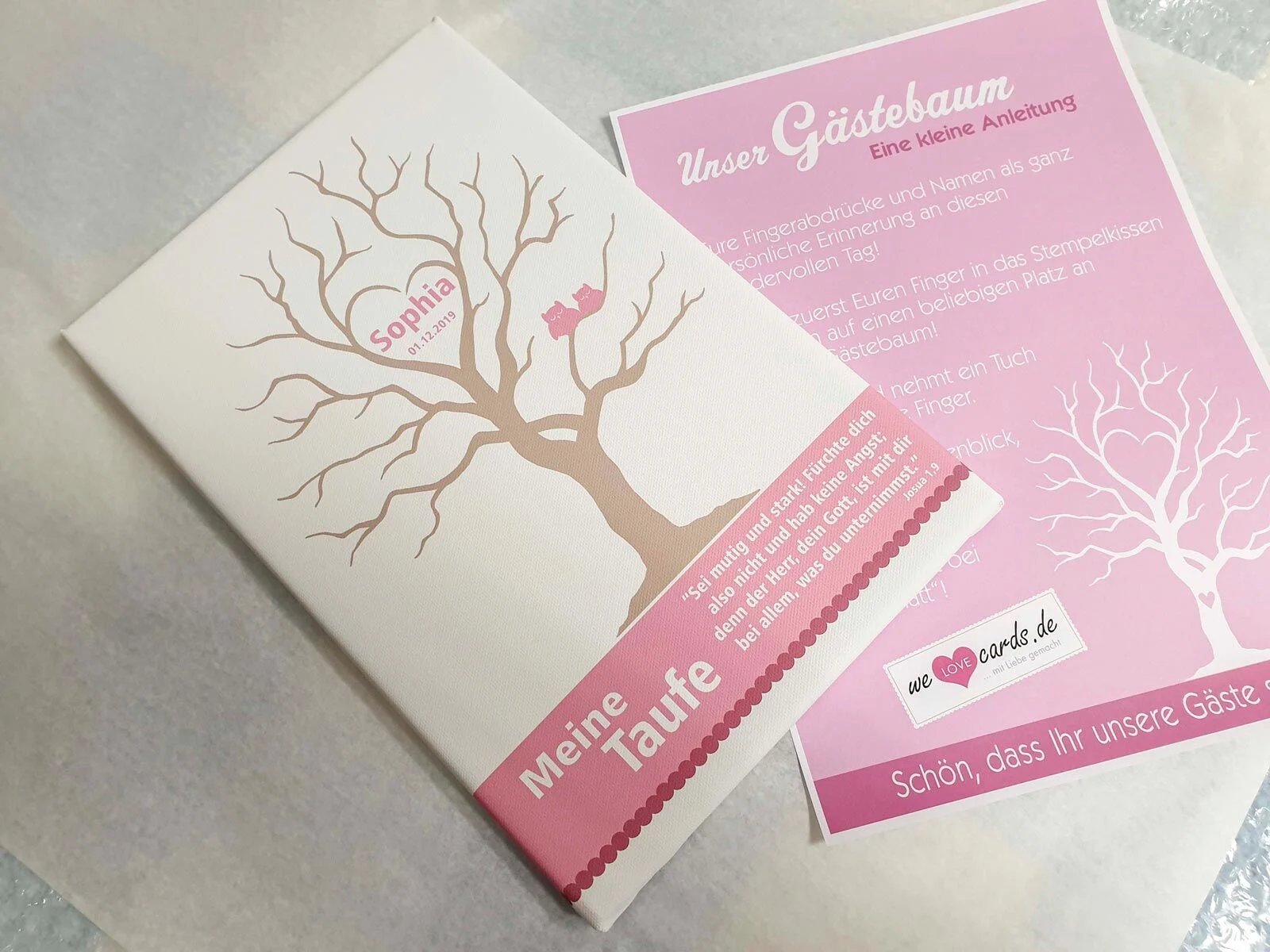 Gästebaum zur Taufe | Peter Lauritis Photography Taufgeschenk: rosa Gästebaum mit Taufspruch, daneben eine kleine Anleitung für die Gäste