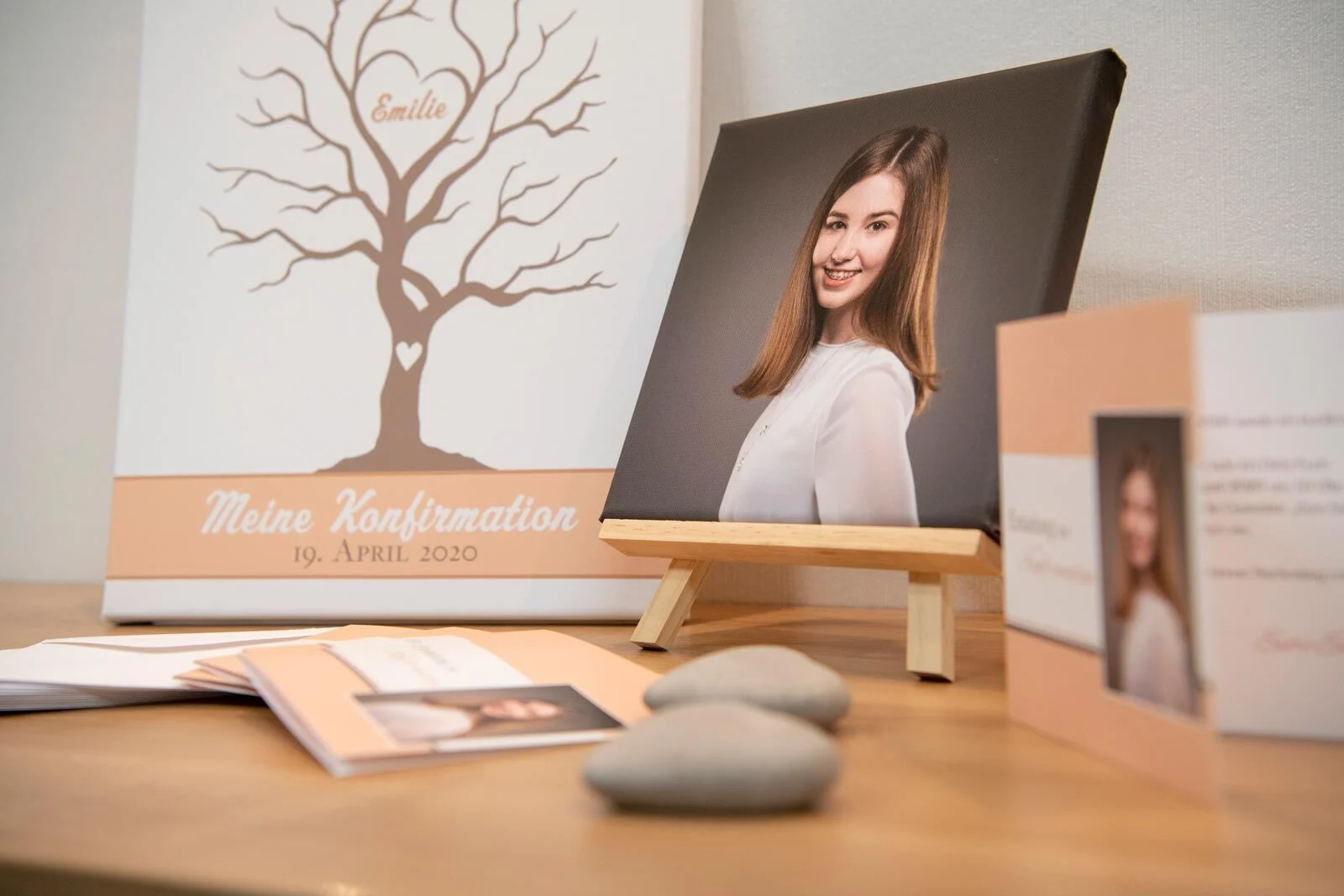 Gästebaum, Portrait-Leinwand auf Staffelei und Einladungskarten in Pastell auf einem Tisch