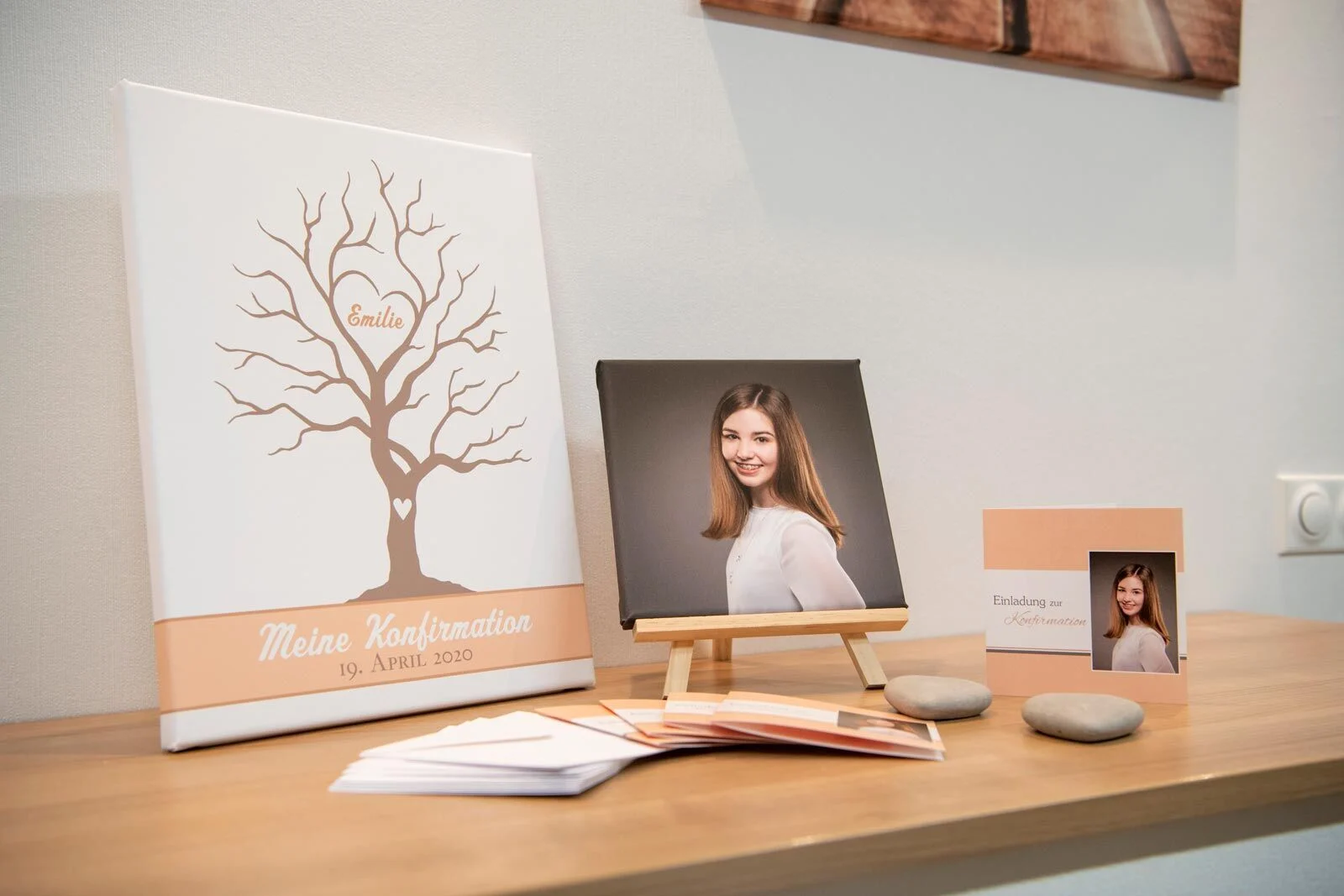 Gästebaum-Leinwand mit Herz und Datum, daneben ein Mädchenportrait auf einer Staffelei