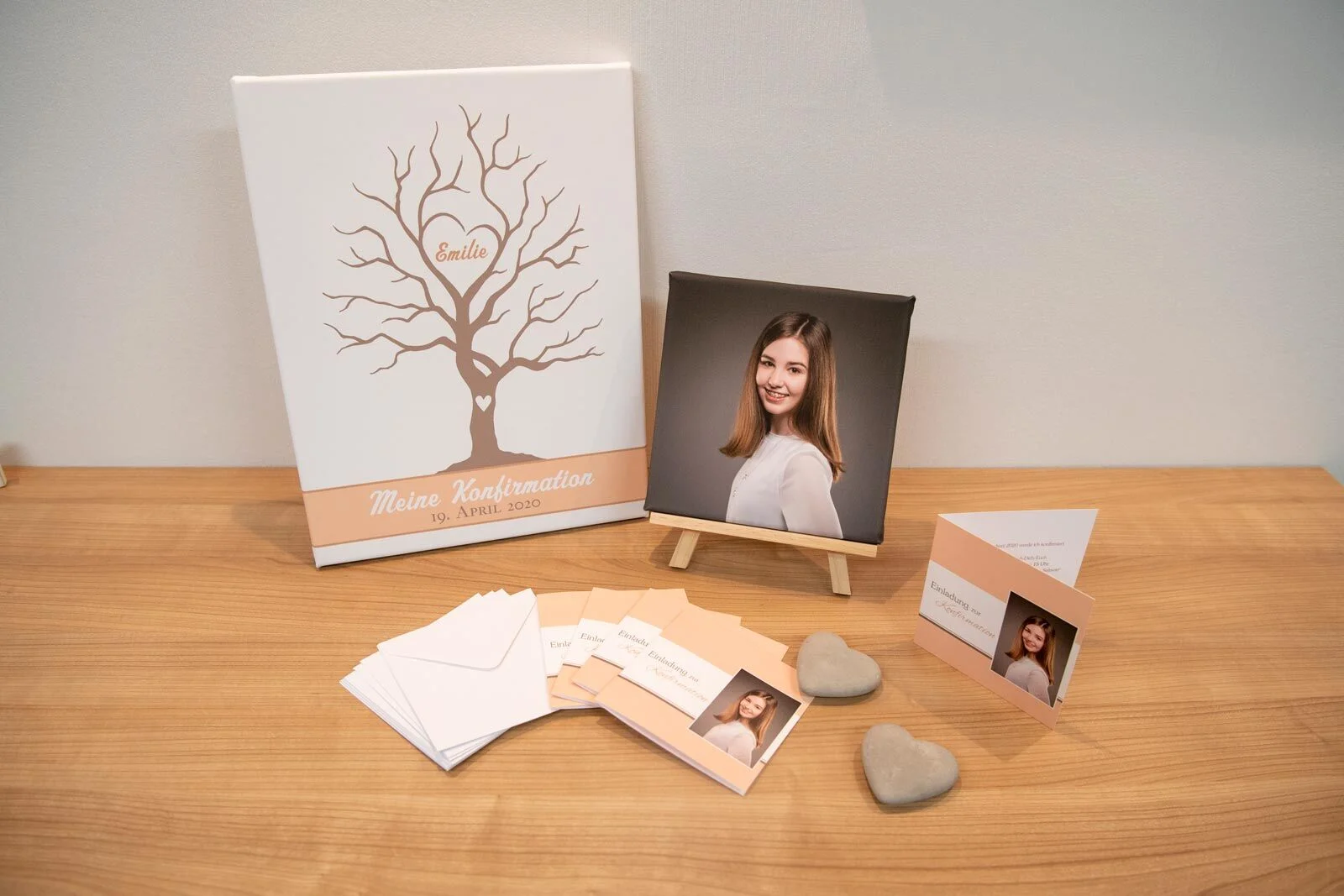Gästebaum zur Konfirmation neben kleiner Tischleinwand und Einladungskarten mit Portrait