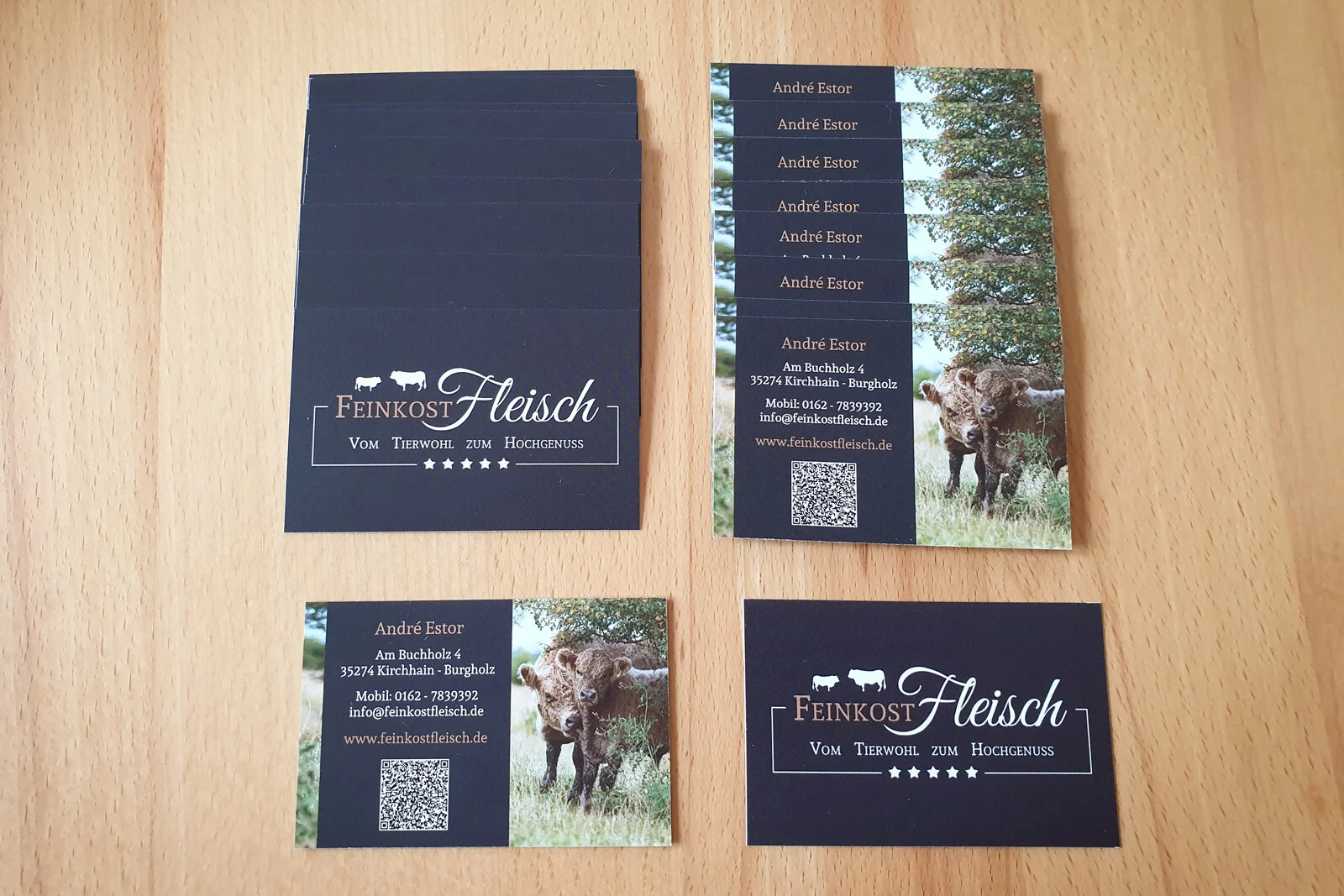 Dunkelblaue Visitenkarten mit Logo, Rind und QR-Code, Vorder- und Rückseite