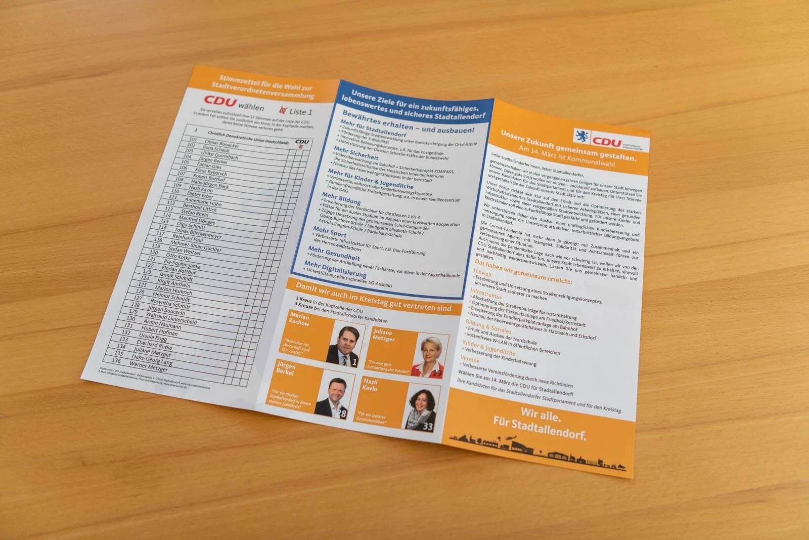 Aufgeklappter Wahlflyer von außen mit Stimmzettel, Zielen und Kontaktdaten