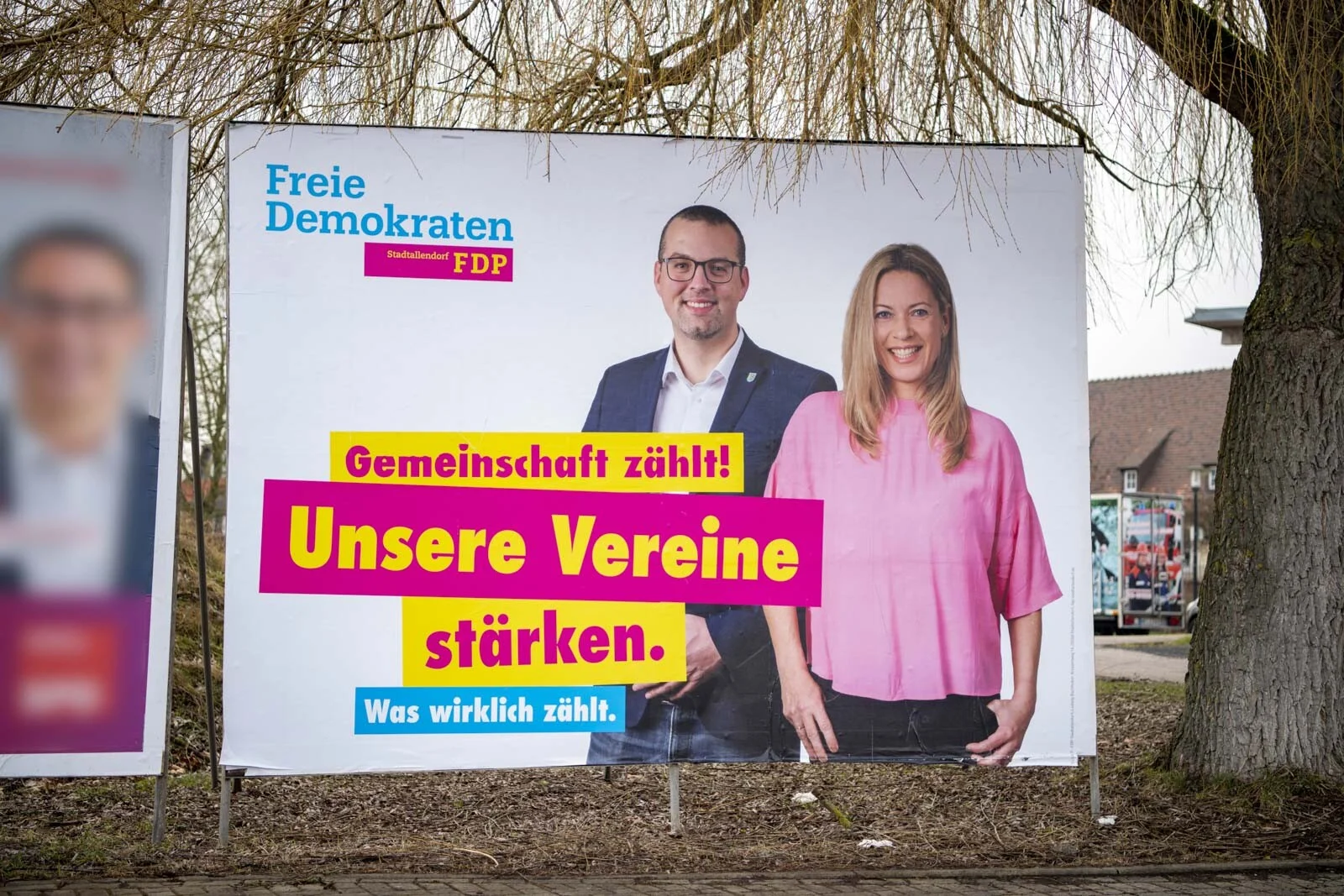 Wahlplakat der FDP Stadtallendorf mit zwei Personen und dem Slogan „Unsere Vereine stärken“