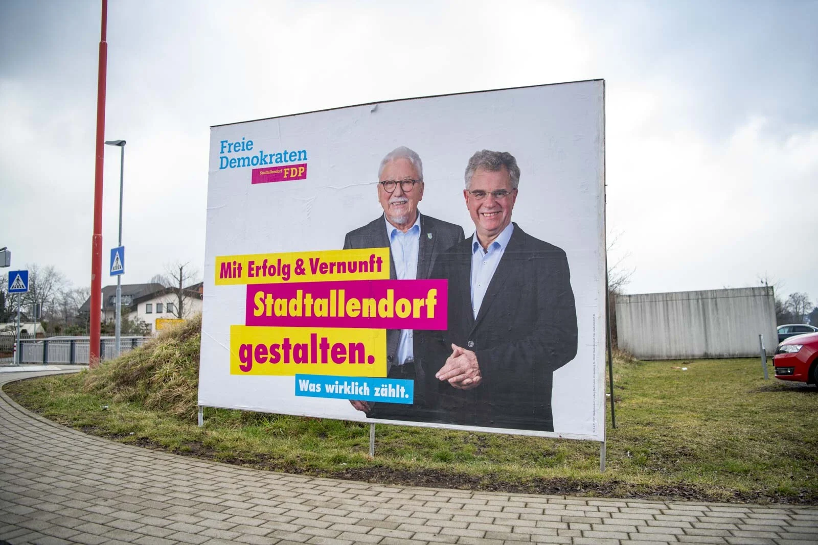 Wahlplakat der FDP Stadtallendorf mit zwei Männern und dem Slogan „Stadtallendorf gestalten“