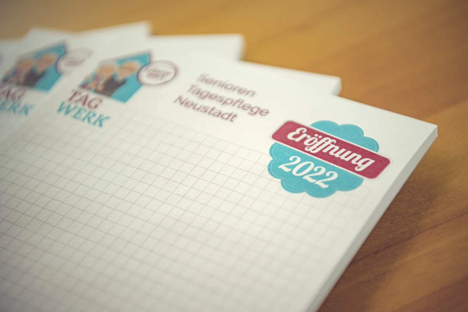 Nahaufnahme eines Blocks mit Logo und dem Schriftzug Eröffnung 2022