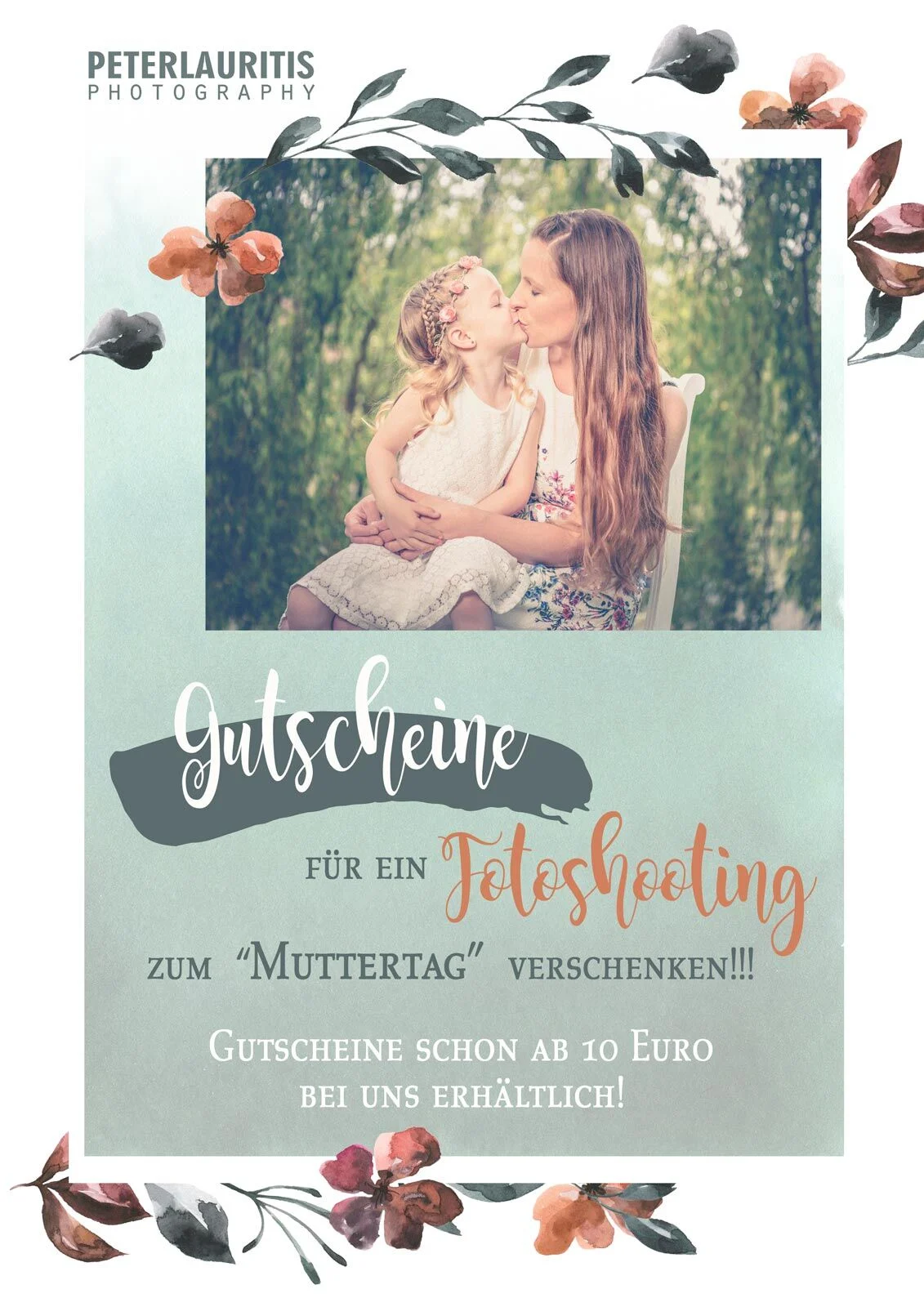 Flyer zum Muttertag: Mutter küsst ihre Tochter im weißen Kleid, darunter Gutschein-Schriftzug