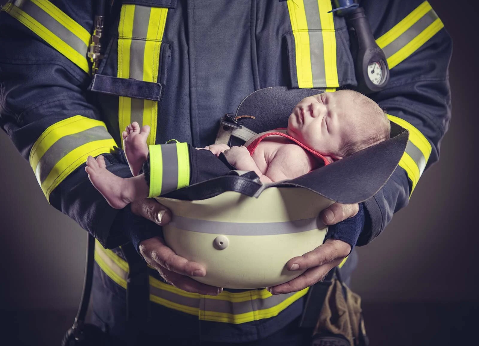babyfeuerwehrmann bei seinem ersten grossen fotoshooting einsatz