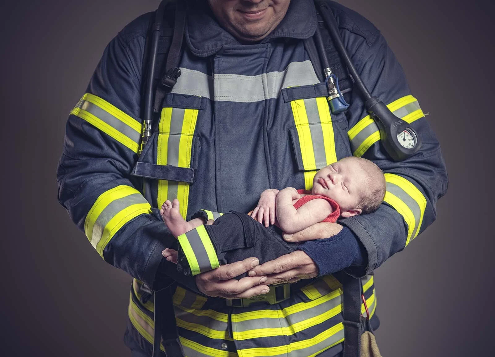 babyfeuerwehrmann bei seinem ersten grossen fotoshooting einsatz