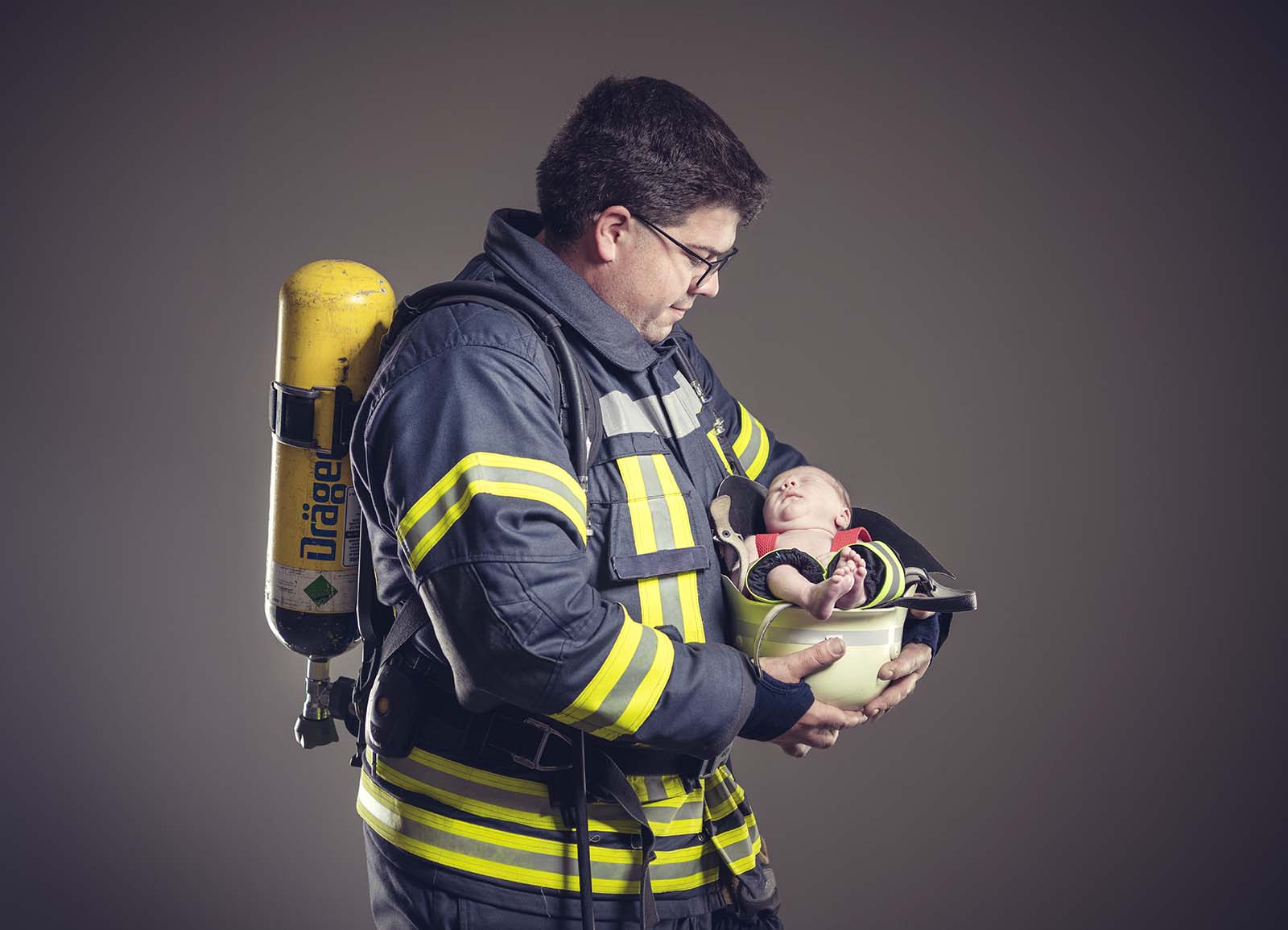 babyfeuerwehrmann bei seinem ersten grossen fotoshooting einsatz