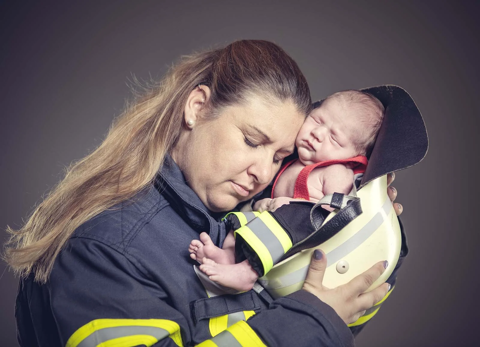 babyfeuerwehrmann bei seinem ersten grossen fotoshooting einsatz