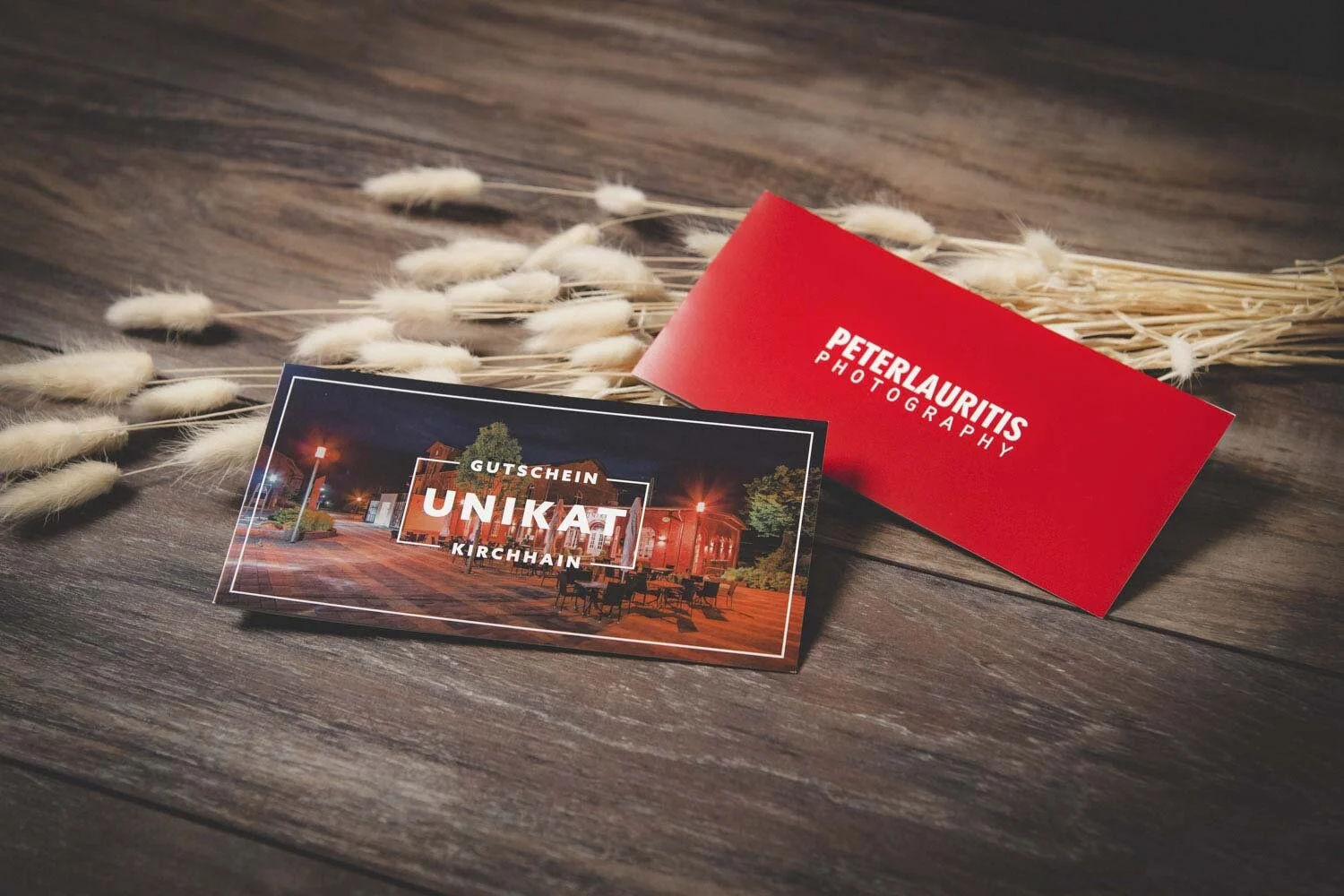 Roter Gutschein und Restaurant-Gutschein schräg auf einem Holztisch