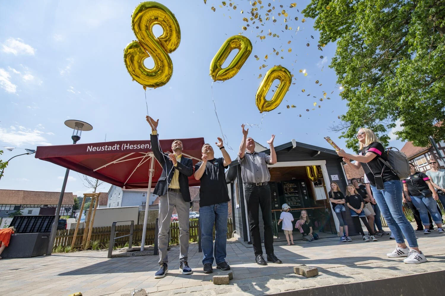 Familiennachmittag zur 800-Jahrfeier: goldene Ballons in Form der Zahl 800 und Konfetti