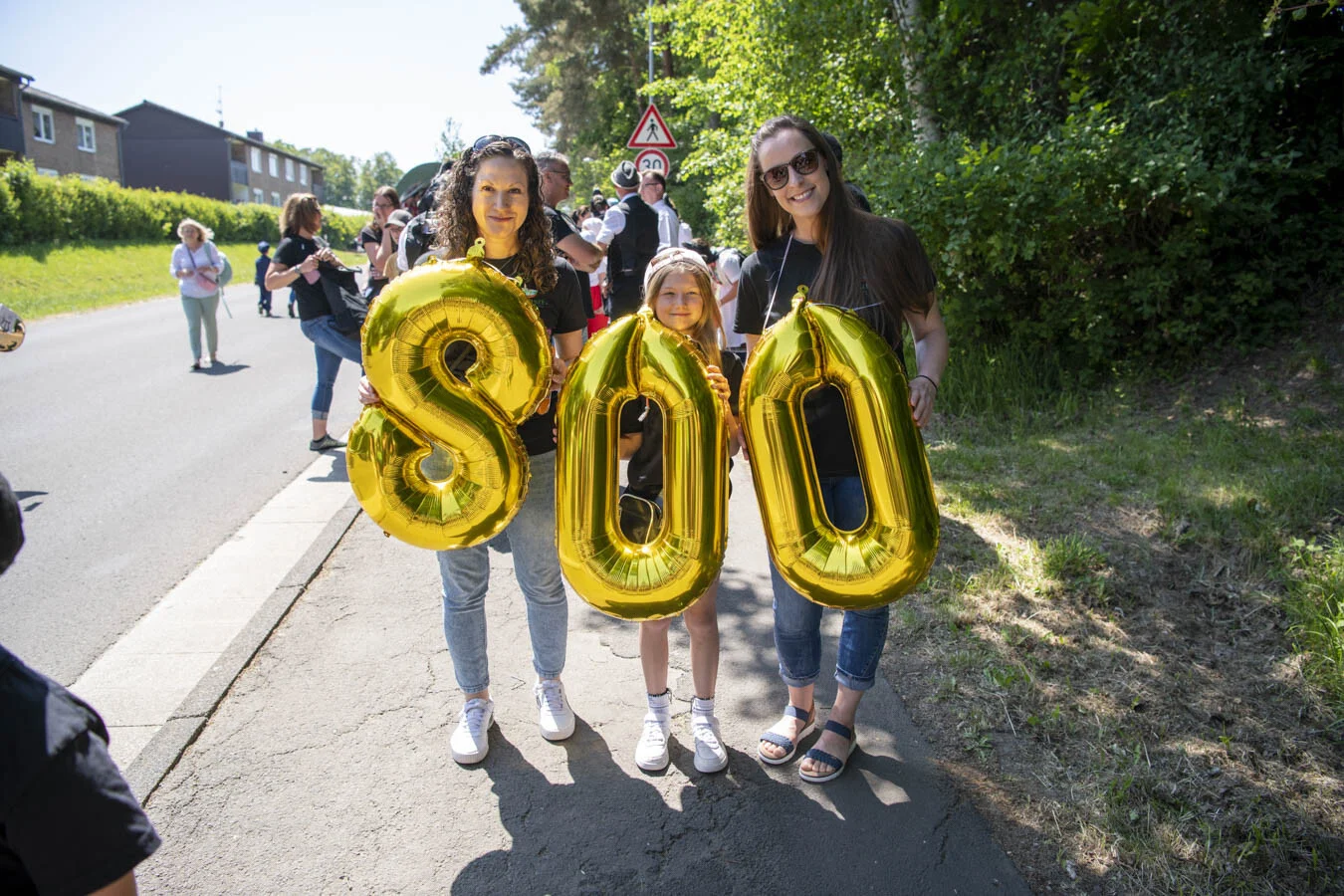 Trinitatis Kirmes: drei Frauen halten goldene Ballons in Form der Zahl 800