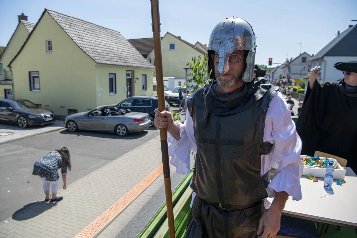 Darsteller mit Ritterhelm und Lanze steht auf dem Festwagen