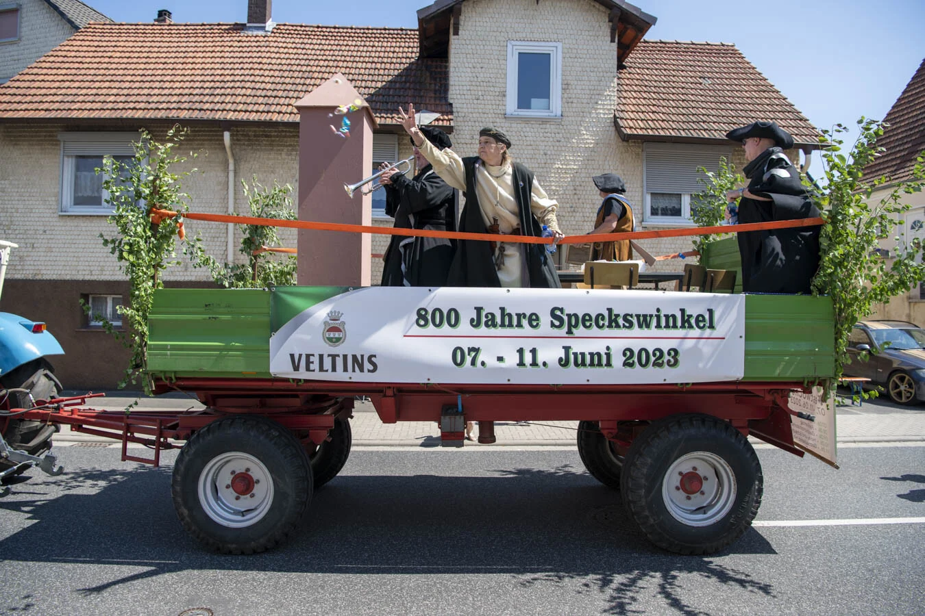 Trinitatis Kirmes: Festwagen mit Zollstock, Darstellern und Banner 800 Jahre Speckswinkel