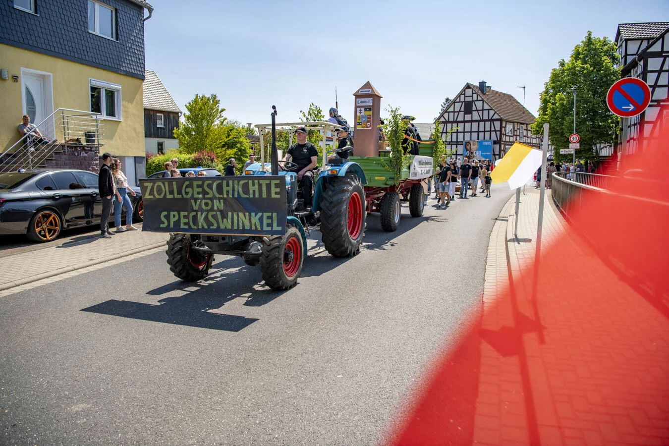 Traktor mit Schild Zollgeschichte von Speckswinkel zieht den Festwagen