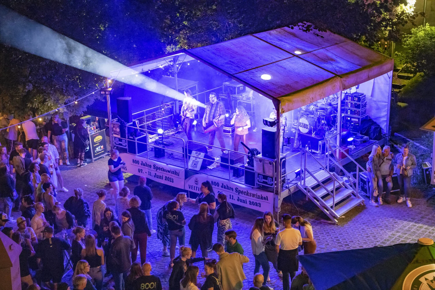 Höfe- und Scheunenfest von oben: Bühne mit Band und feiernden Gästen bei Nacht