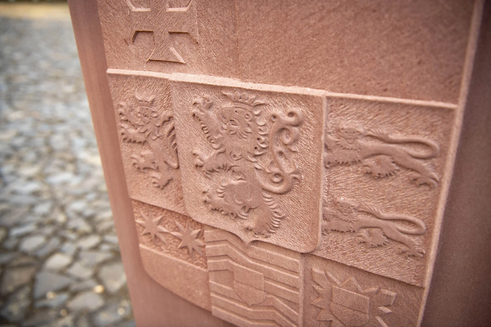Detail der Löwen im Wappenrelief am Zollstock