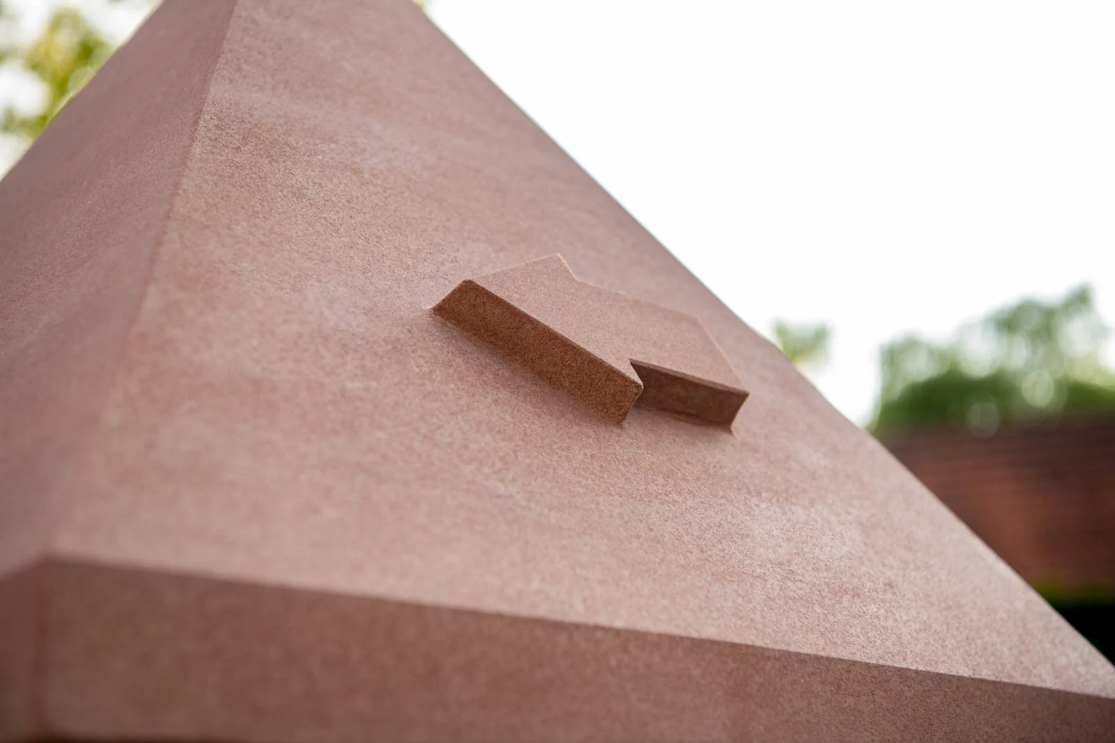 Pyramidenförmige Spitze des Steinpfeilers mit kleinem Steinvorsprung