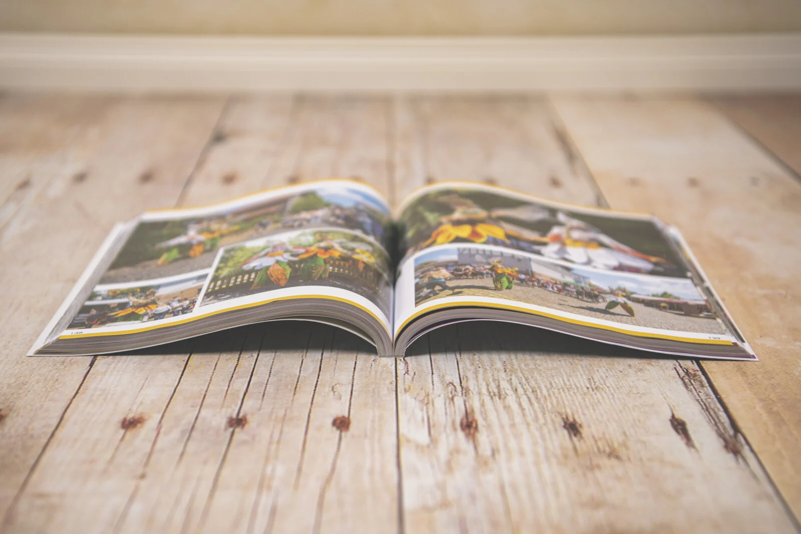 Aufgeschlagenes Buch mit Doppelseiten voller Fotos aus dem Jubiläumsjahr