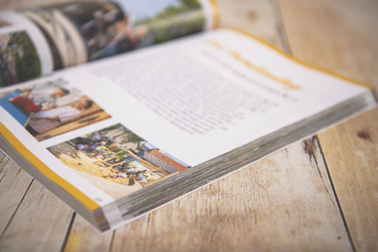 Detail einer Textseite mit Fotos im Bildband