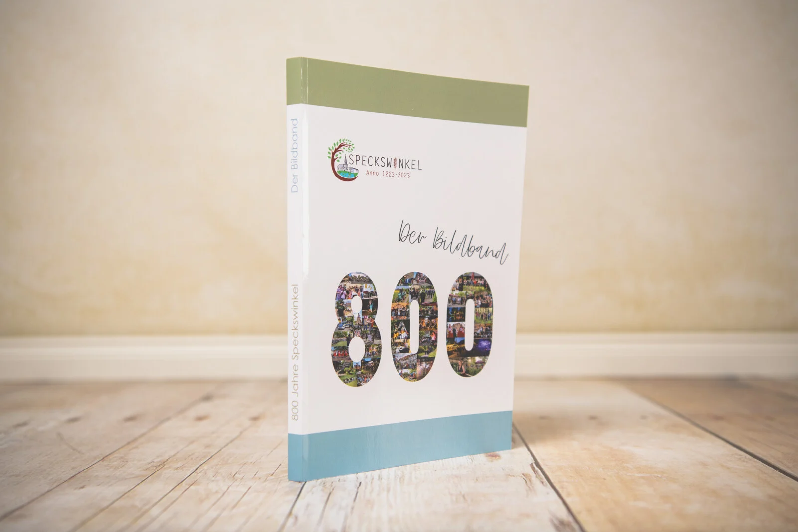 Das Buch schräg von der Seite mit Logo und Titel