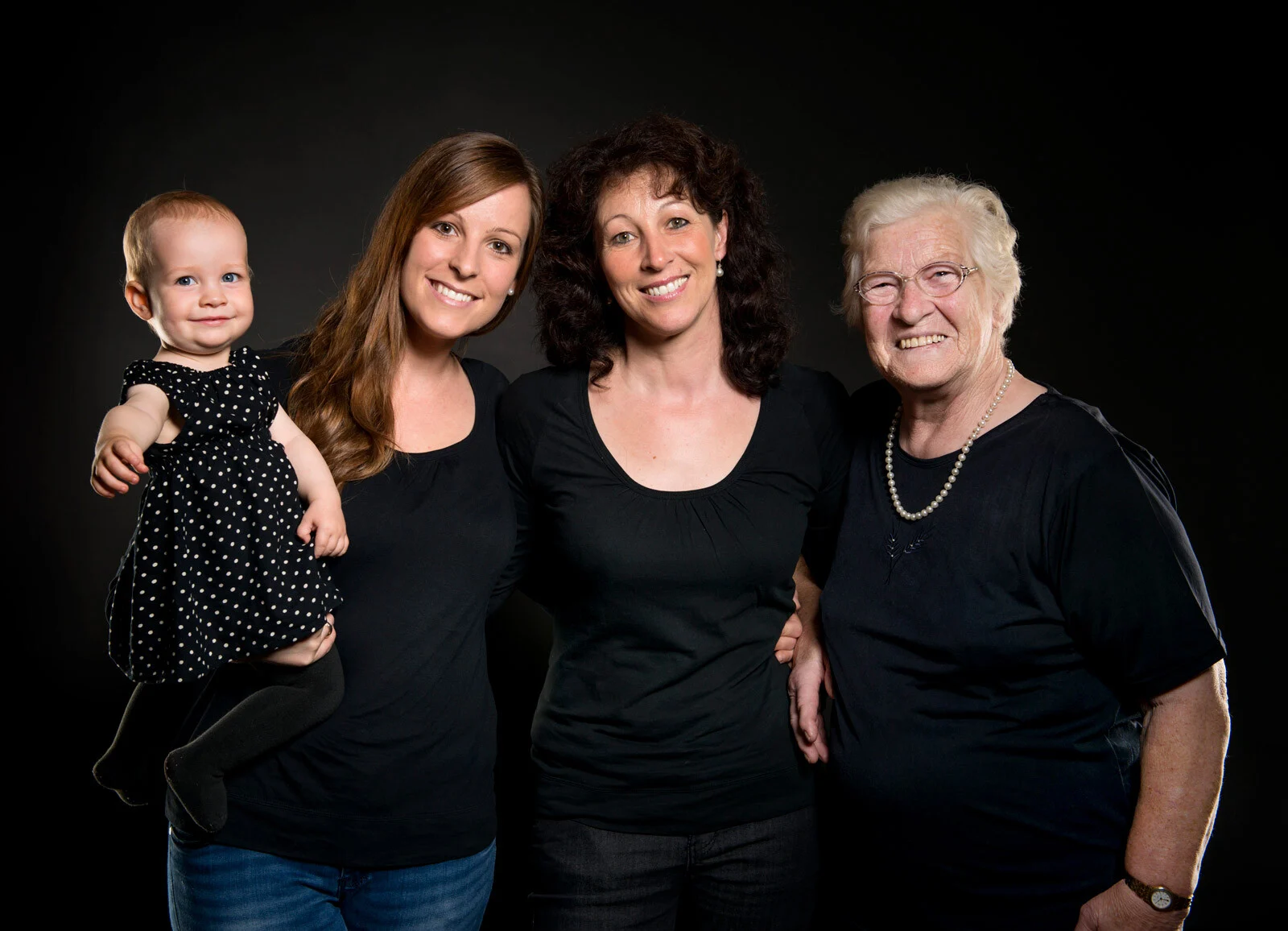 generationen familien fotoshooting | Peter Lauritis Photography Familienfoto über drei Generationen im Fotostudio in Neustadt (Hessen)