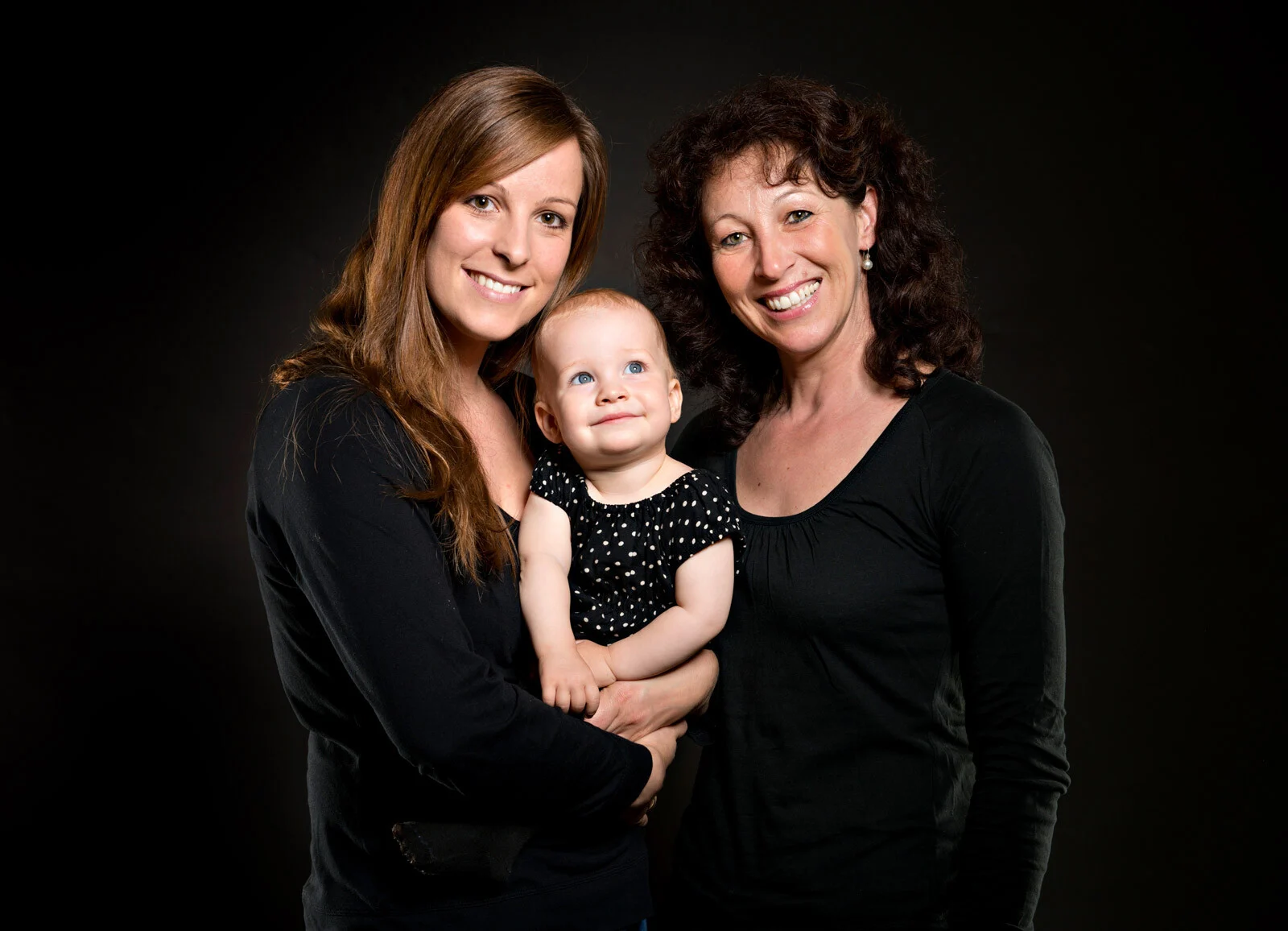 generationen familien fotoshooting | Peter Lauritis Photography Generationen-Foto mit Oma, Mama und Kind in harmonischem Stil