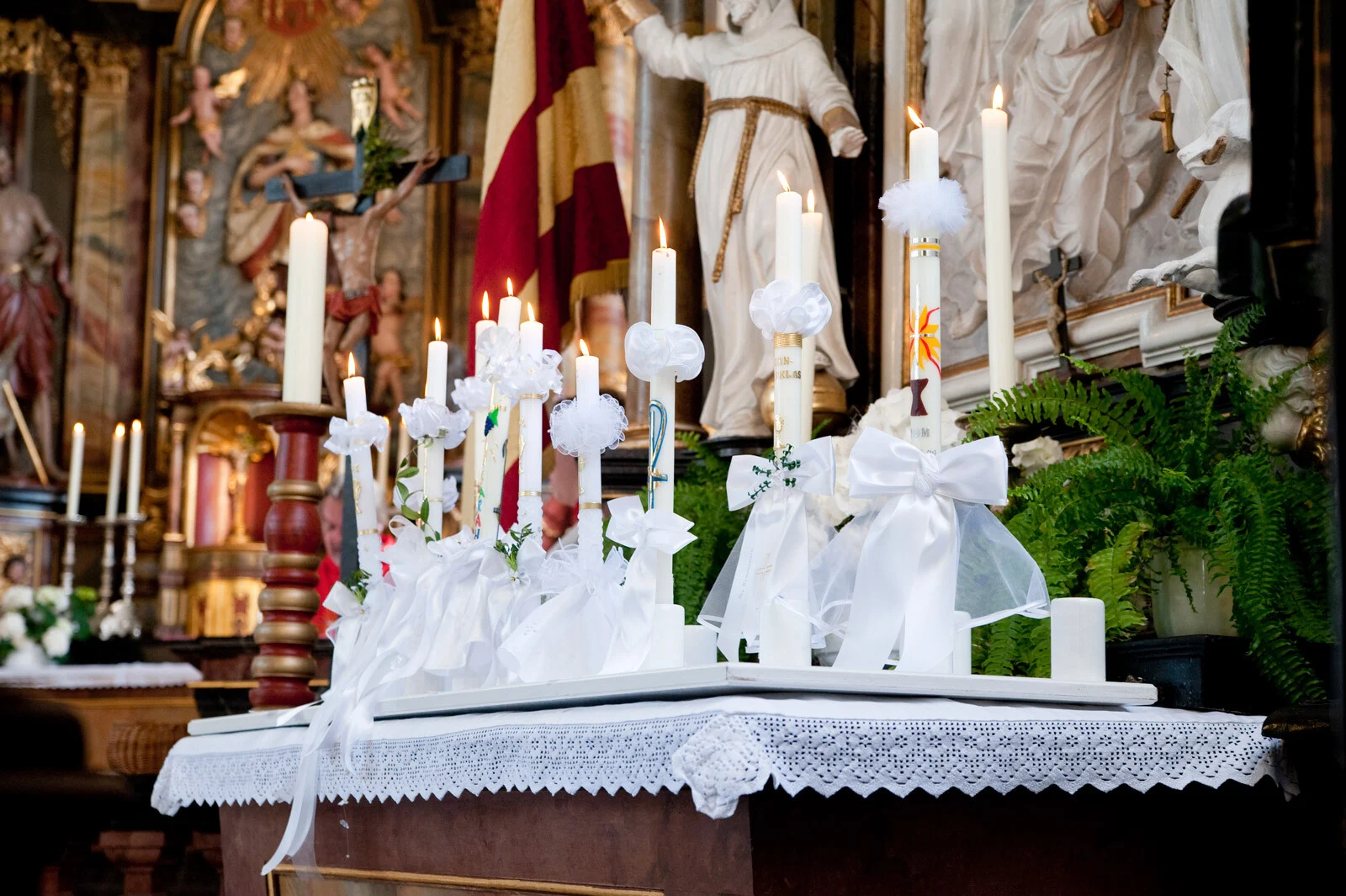 konfirmation kommunion taufe | Peter Lauritis Photography Festlich geschmückter Altar mit Blumen und Kerzen – Fotos für Kommunion und Konfirmation