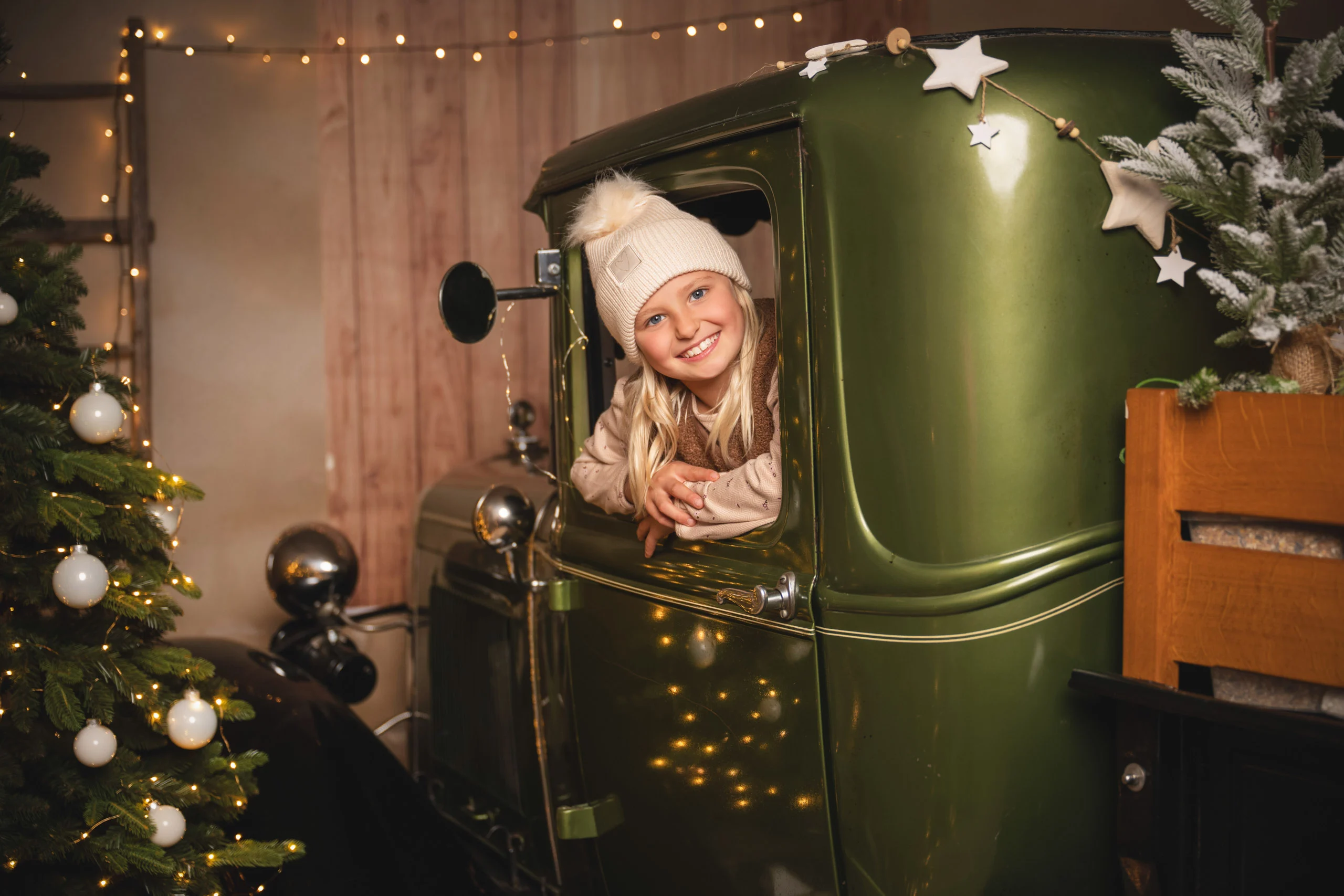Fotoaktion am Pickup: Mädchen schaut lachend aus dem Fahrerfenster des grünen Pick-ups