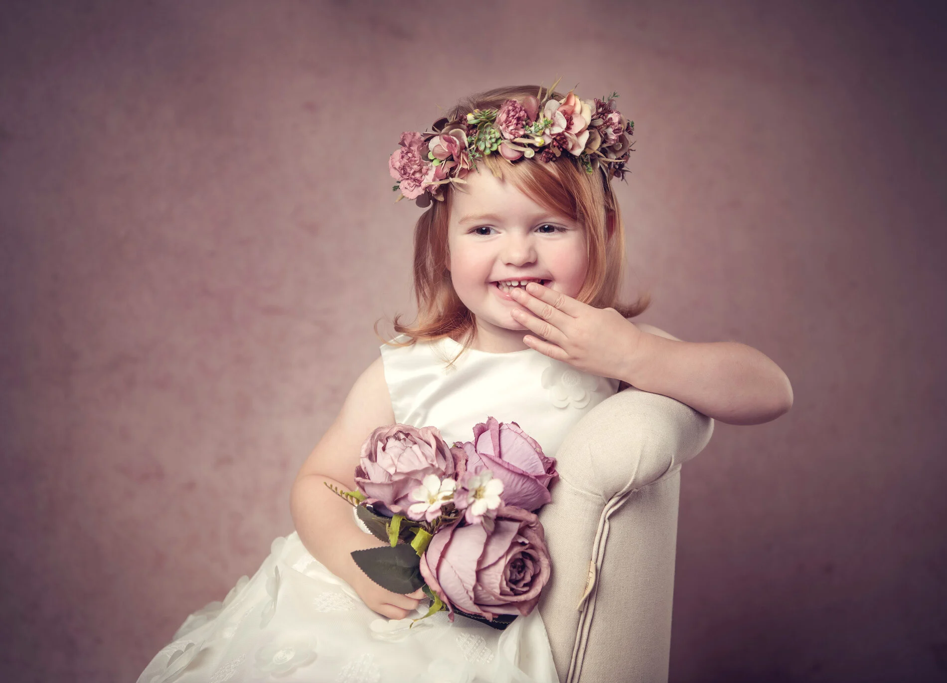 Kinderporträt mit Blumenkranz | Peter Lauritis Photography Kleines Mädchen mit Blumenkranz und rosa Rosen lacht und hält sich die Hand vor den Mund