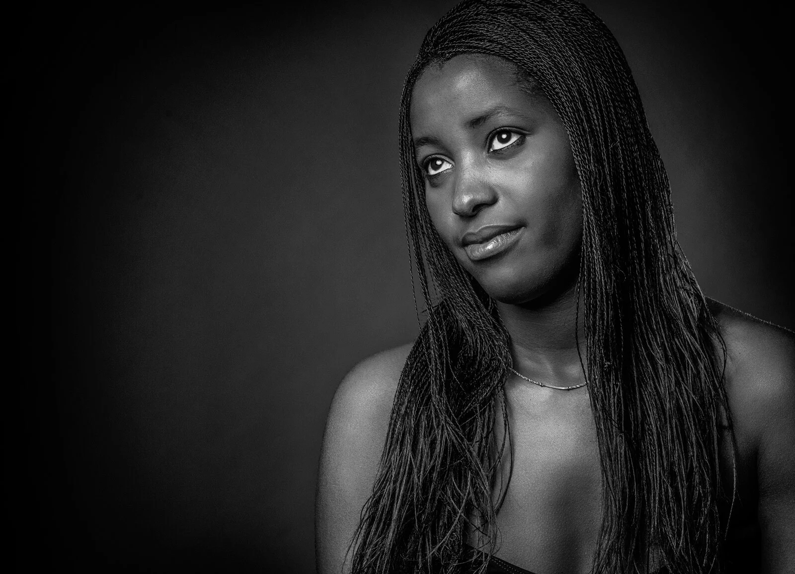 portrait fotos fotostudio marburg | Peter Lauritis Photography Schwarz-Weiß-Portrait einer Frau mit langen Zöpfen im Fotostudio in Neustadt (Hessen)