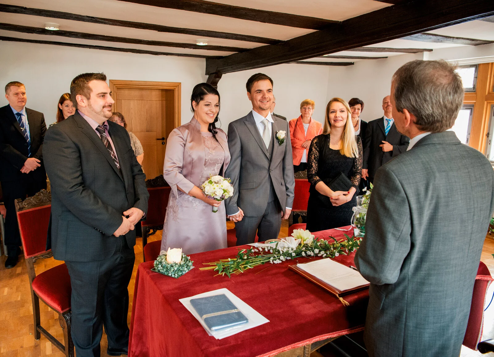 standesamt marburg kirchhain stadtallendorf alsfeld | Peter Lauritis Photography Standesamt-Fotograf: Brautpaar steht während der Trauung vor dem Standesbeamten