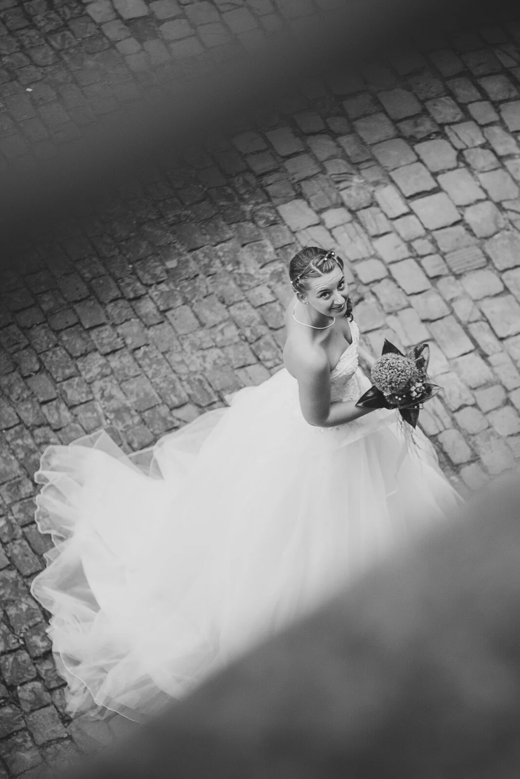 standesamt marburg kirchhain stadtallendorf alsfeld | Peter Lauritis Photography Braut im weißen Kleid von oben fotografiert auf Kopfsteinpflaster in Schwarz-Weiß