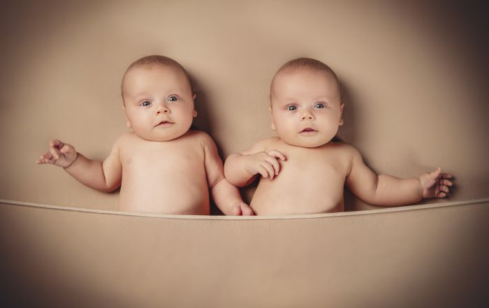 Zwillinge liegen auf einer Decke im Fotostudio