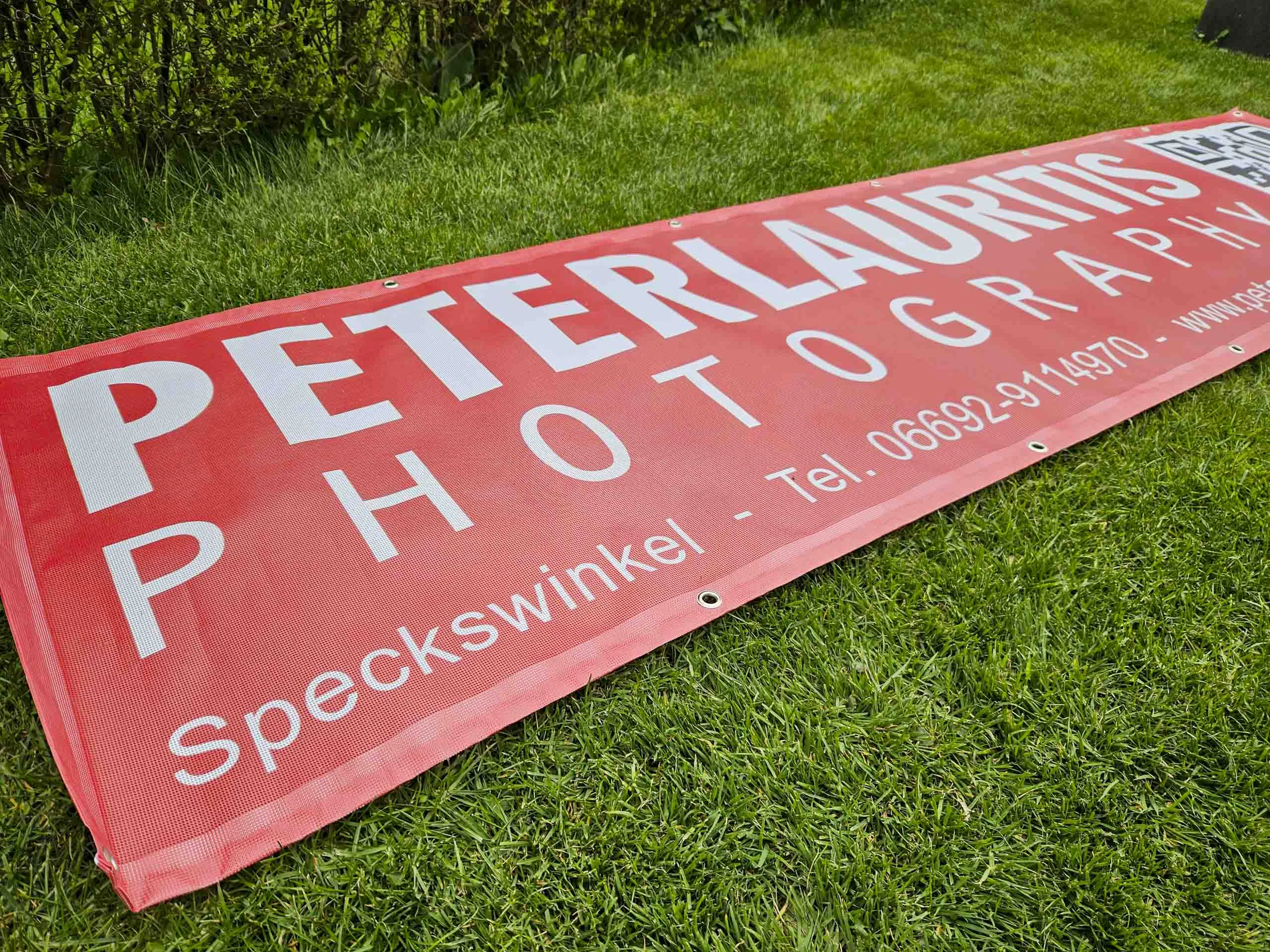 Zur Einweihung des Waldstadions: Banner mit Schriftzug Peter Lauritis Photography