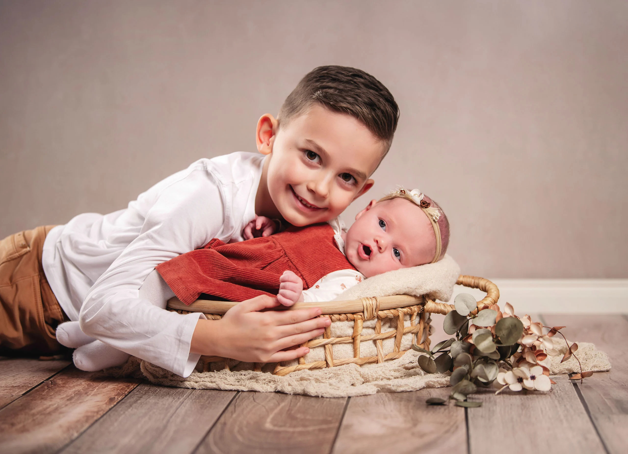 Babyfotos Neugeborene Fotogalerie 005 | Peter Lauritis Photography Großer Bruder liegt neben dem Babykörbchen und umarmt das Neugeborene