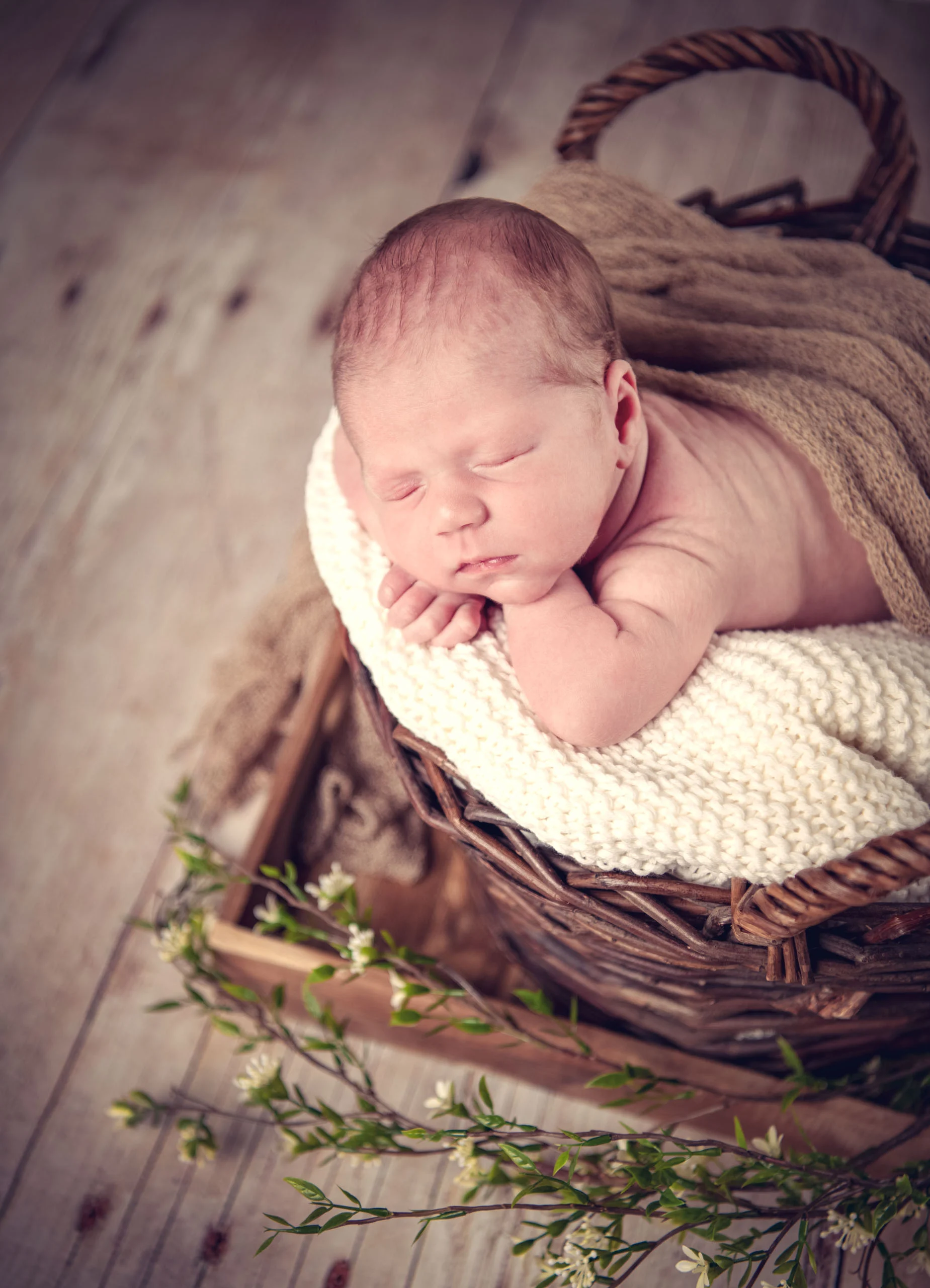 Babyfotos Neugeborene Fotogalerie 040 | Peter Lauritis Photography Neugeborenes schläft auf einer Strickdecke im Korb, von oben fotografiert