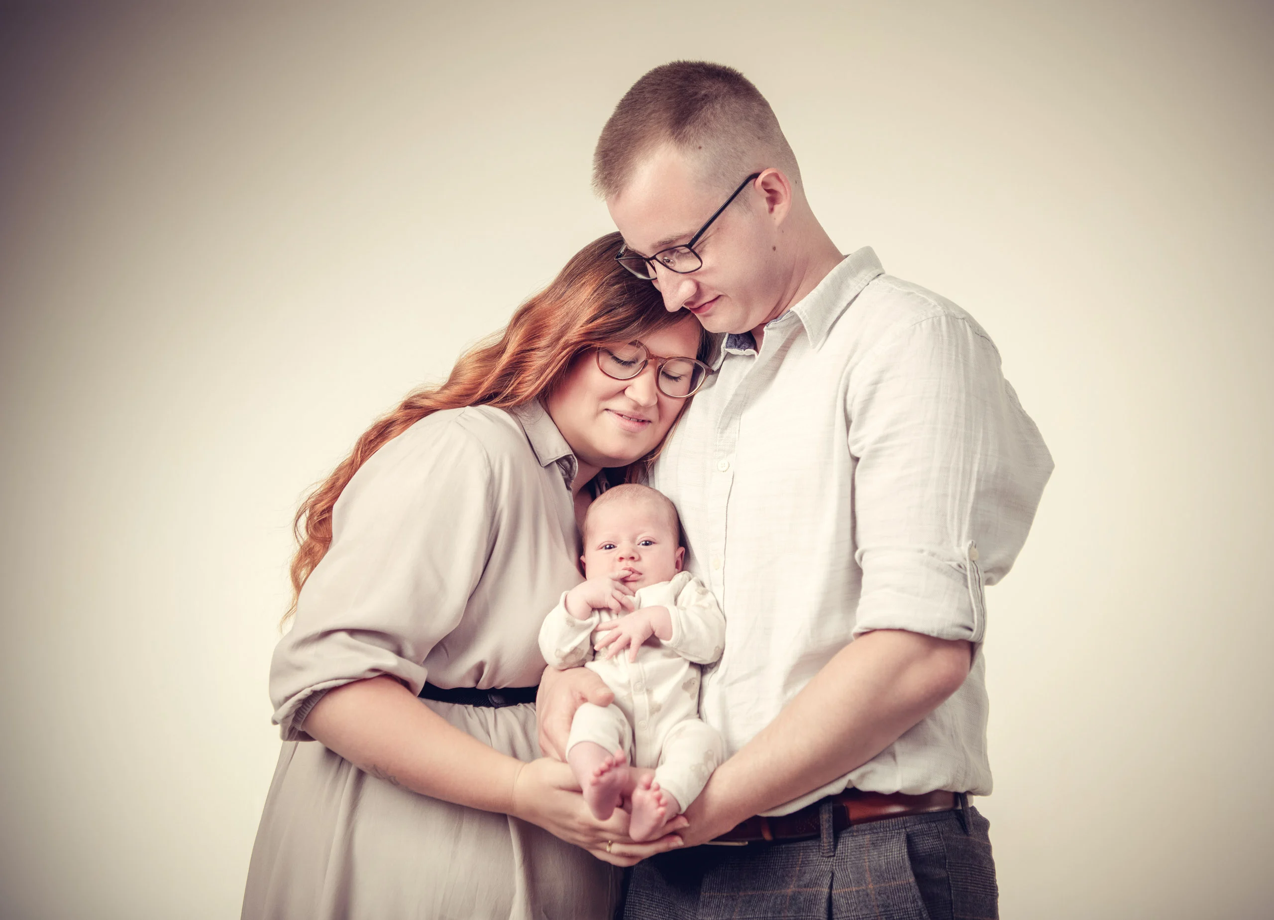 Babyfotos Neugeborene Fotogalerie 046 | Peter Lauritis Photography Paar umarmt sich, gemeinsam halten sie ihr Neugeborenes