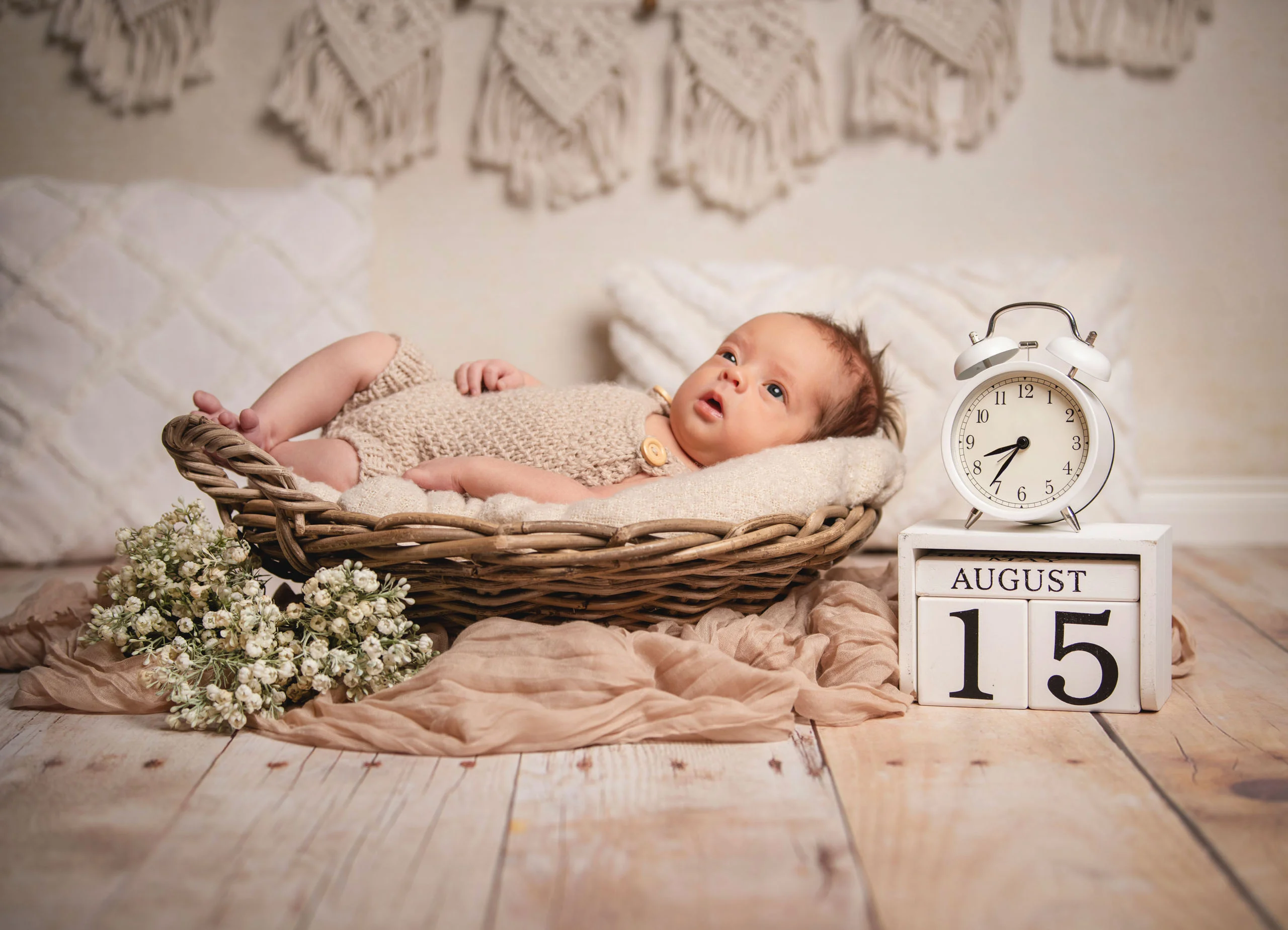 Babyfotos Neugeborene Fotogalerie 105 | Peter Lauritis Photography Neugeborenes im Korb mit Wecker und Datumswürfel vor Makramee