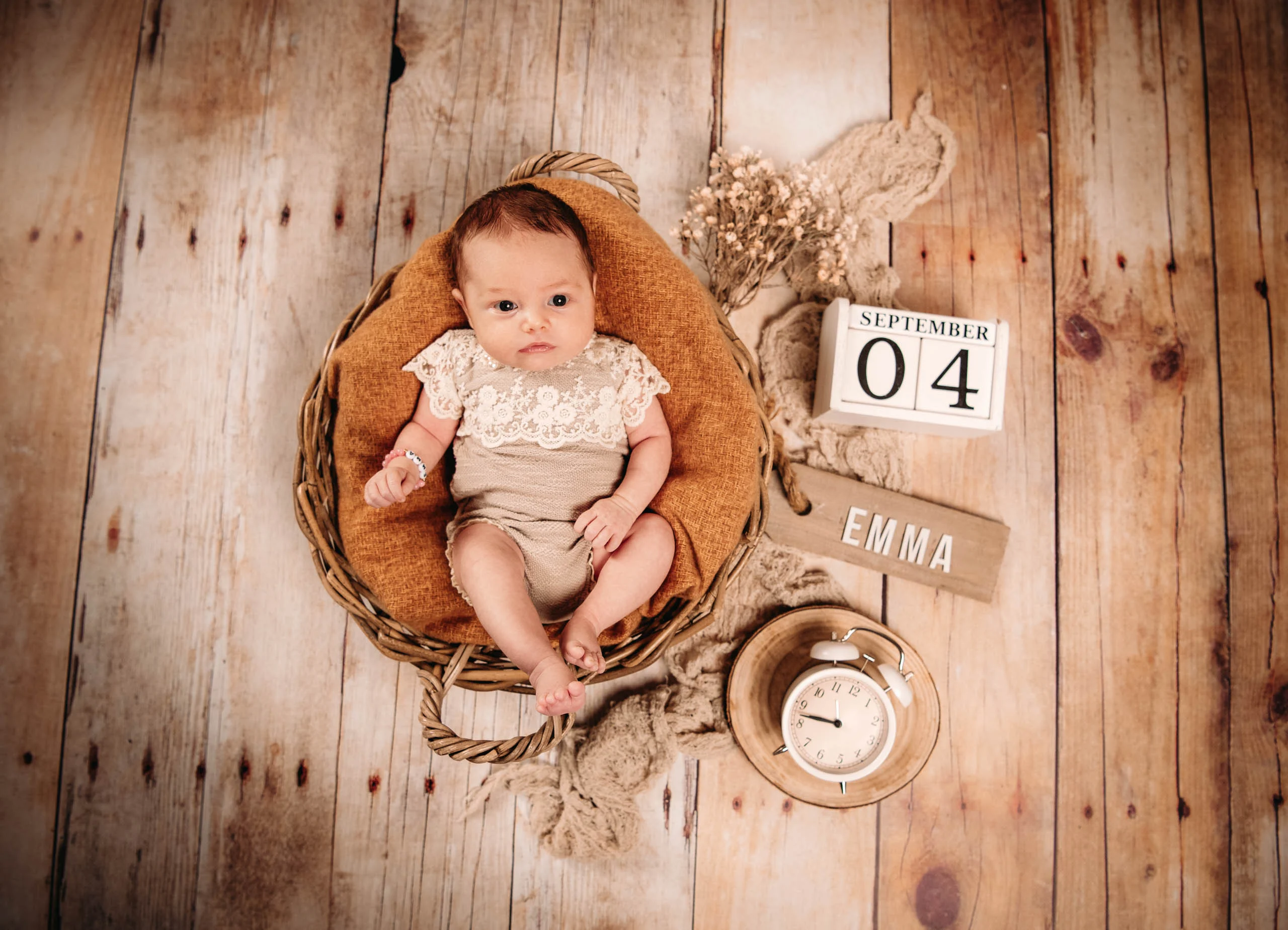 Babyfotos Neugeborene Fotogalerie 119 | Peter Lauritis Photography Baby im Korb auf Holzboden mit Datumswürfel, Wecker und Namensschild
