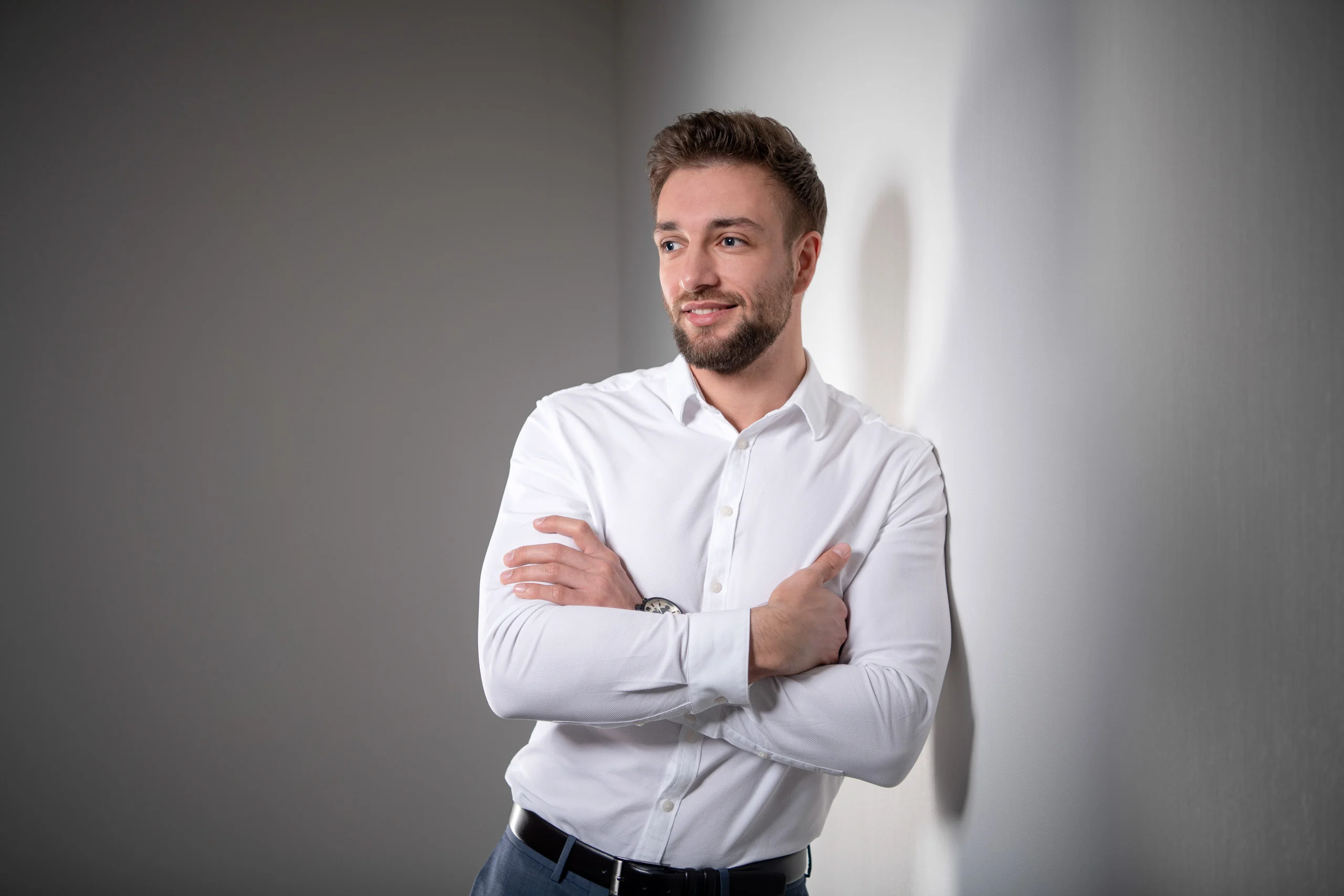 Business Portraits Fotogalerie 023 | Peter Lauritis Photography Mann im weißen Hemd mit verschränkten Armen blickt zur Seite