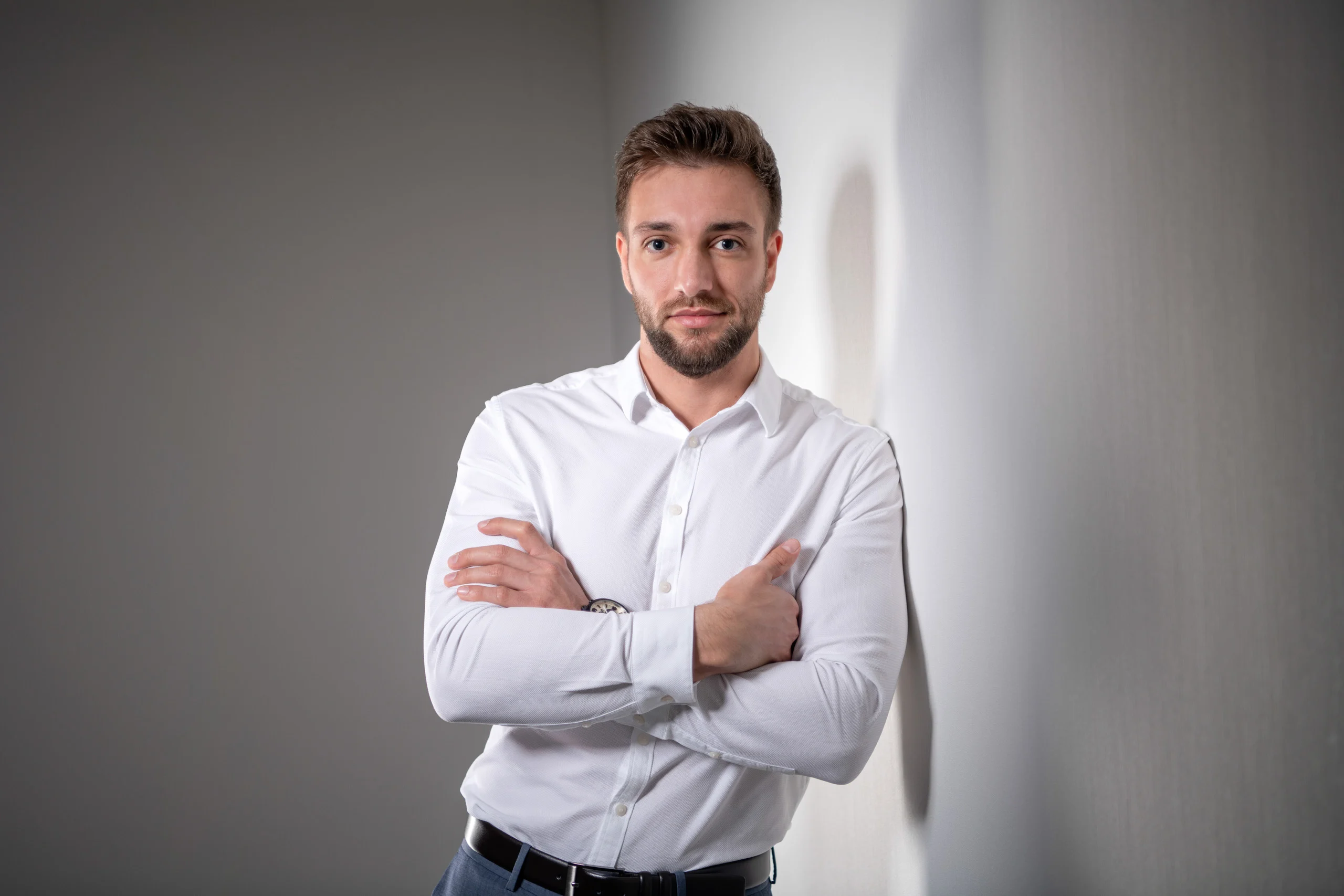 Business Portraits Fotogalerie 024 | Peter Lauritis Photography Mann im weißen Hemd mit verschränkten Armen lehnt an einer Wand
