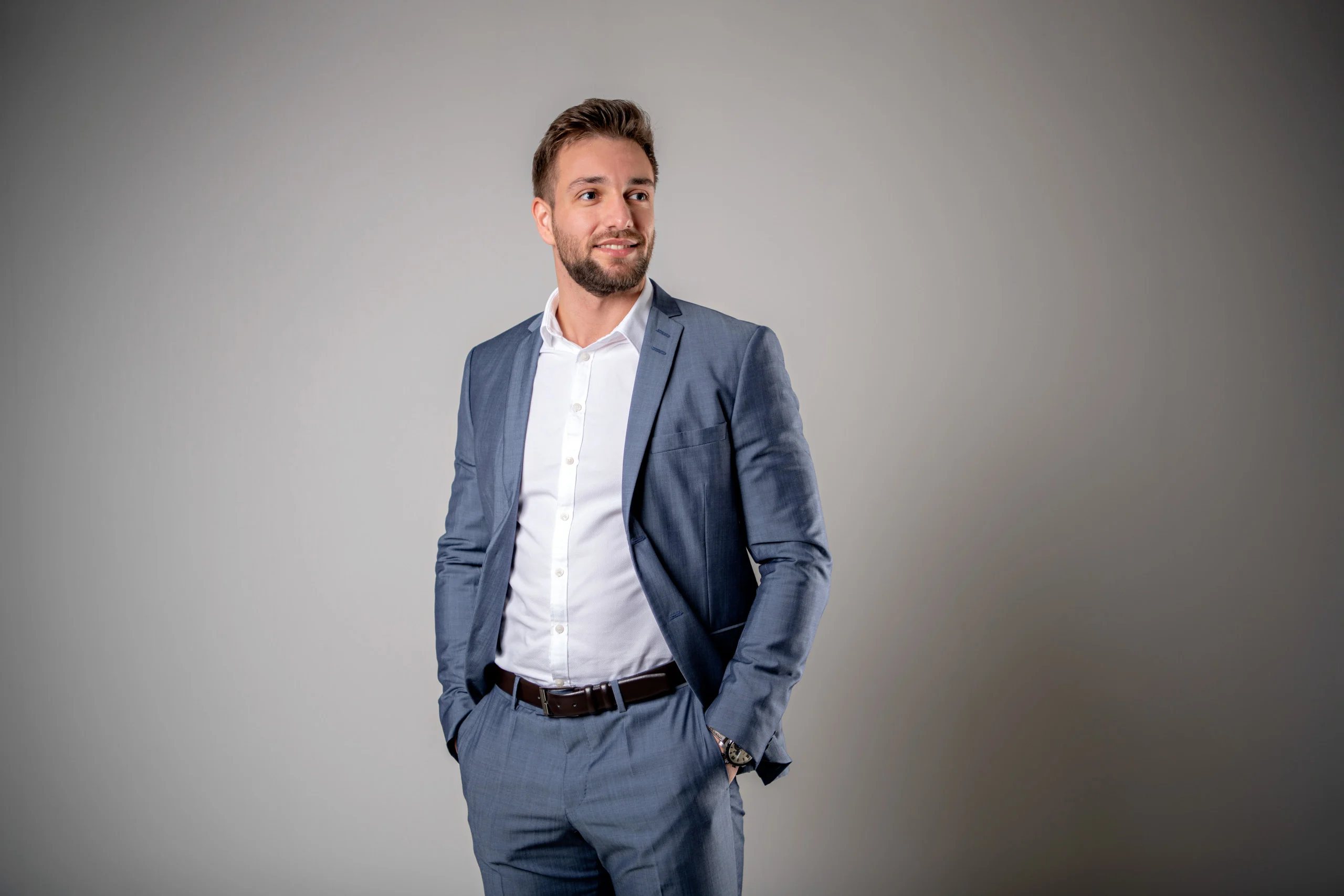 Business Portraits Fotogalerie 026 | Peter Lauritis Photography Mann im blauen Anzug mit Händen in den Taschen