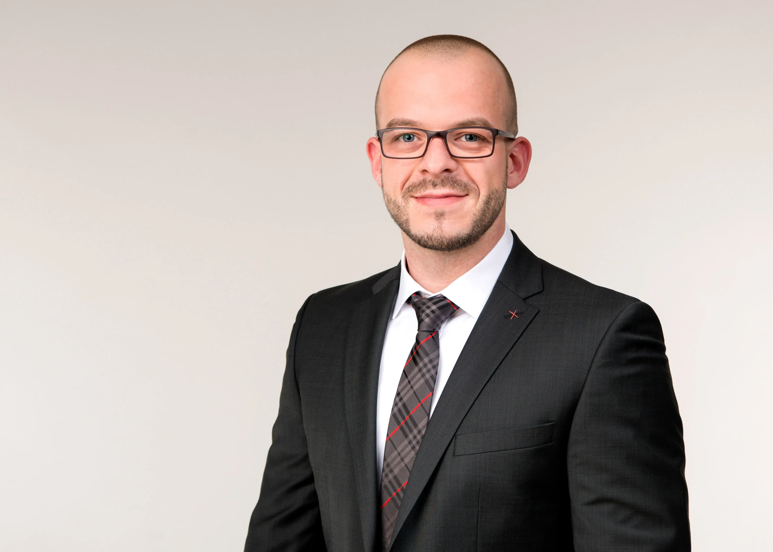 Business Portraits Fotogalerie 053 | Peter Lauritis Photography Mitarbeiterporträt: Mann mit Brille, Anzug und karierter Krawatte