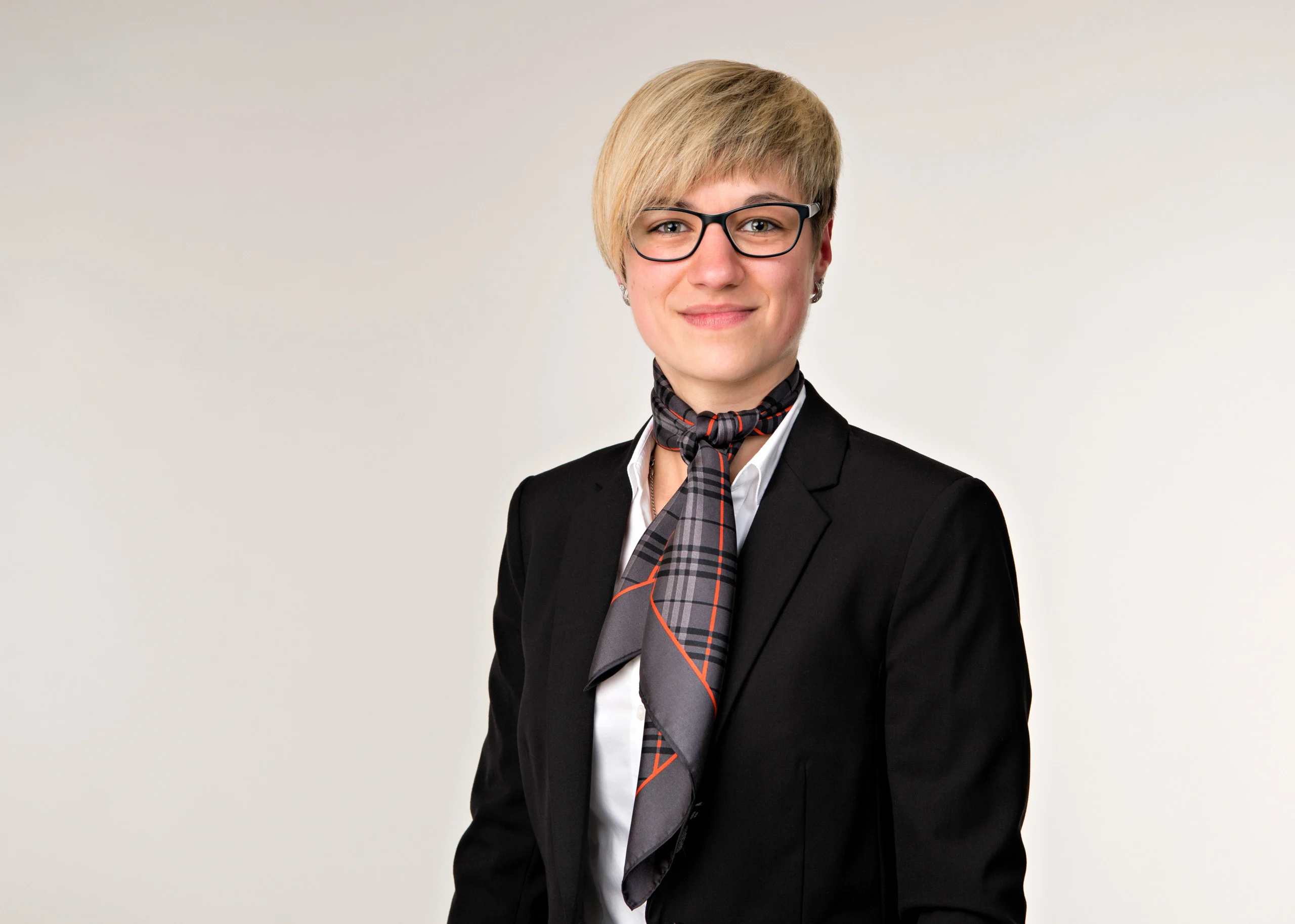 Business Portraits Fotogalerie 054 | Peter Lauritis Photography Mitarbeiterporträt: Frau mit kurzen blonden Haaren, Brille und Halstuch