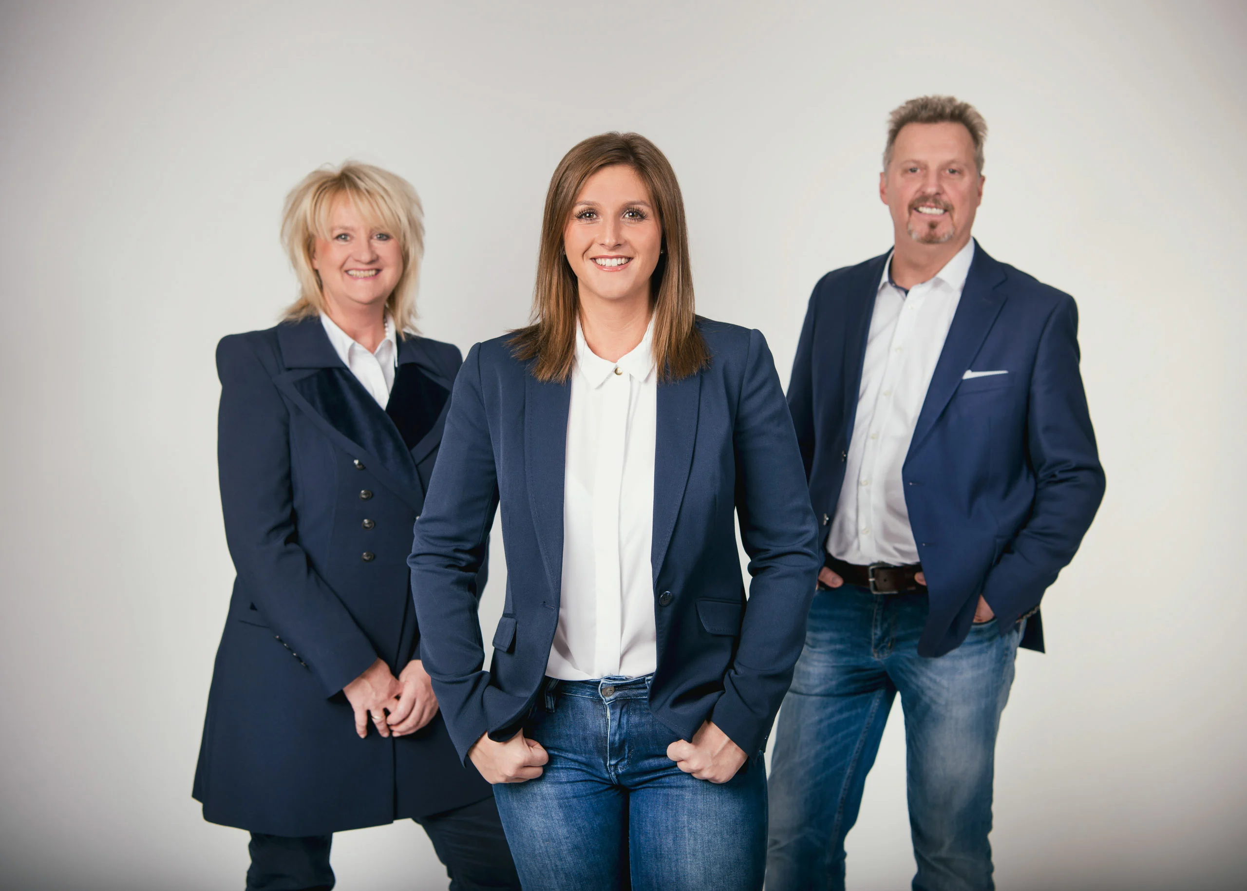 Business Portraits Fotogalerie 060 | Peter Lauritis Photography Team aus zwei Frauen und einem Mann in Dunkelblau und Jeans