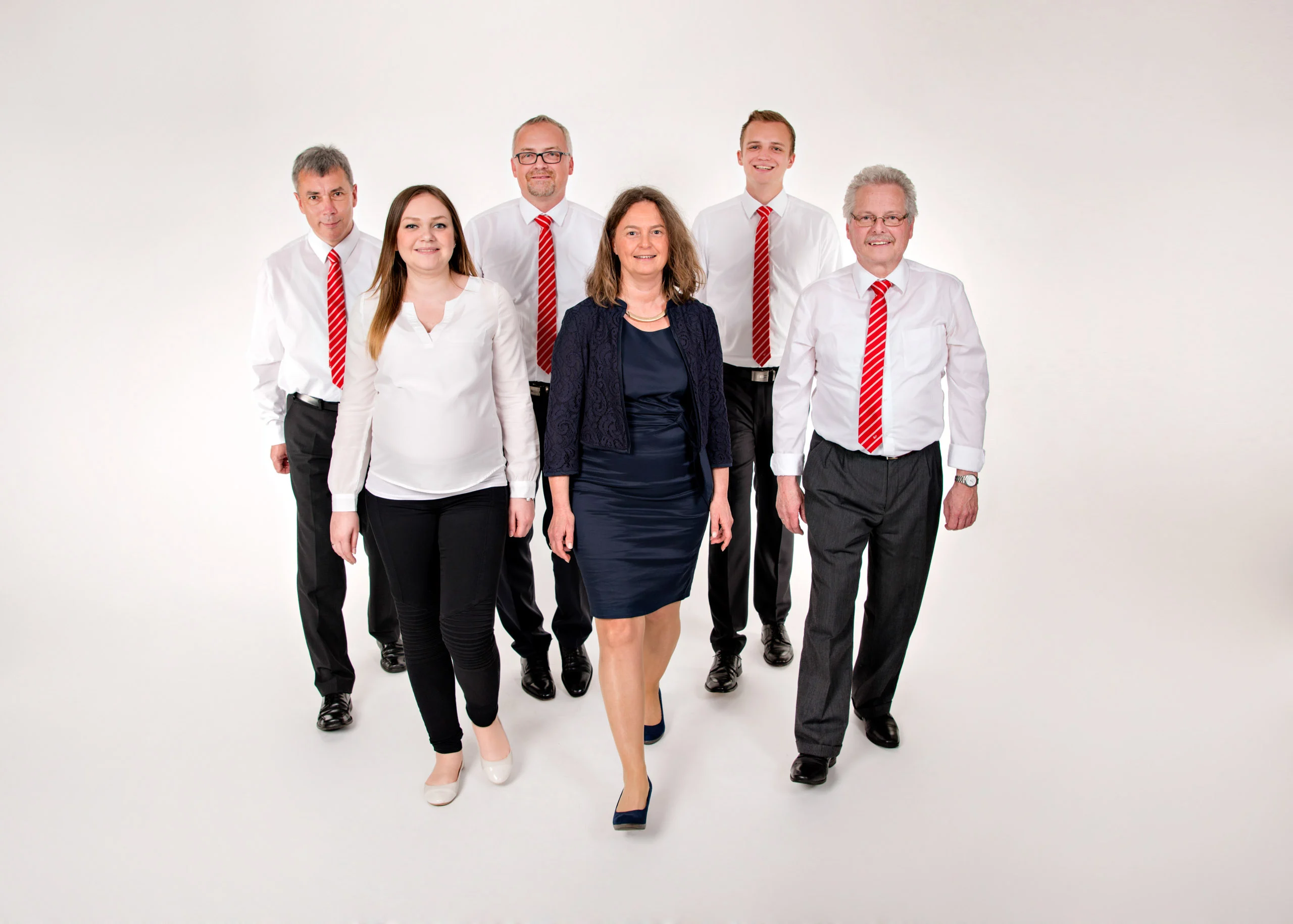 Business Portraits Fotogalerie 068 | Peter Lauritis Photography Team aus sechs Personen mit roten Krawatten geht auf die Kamera zu