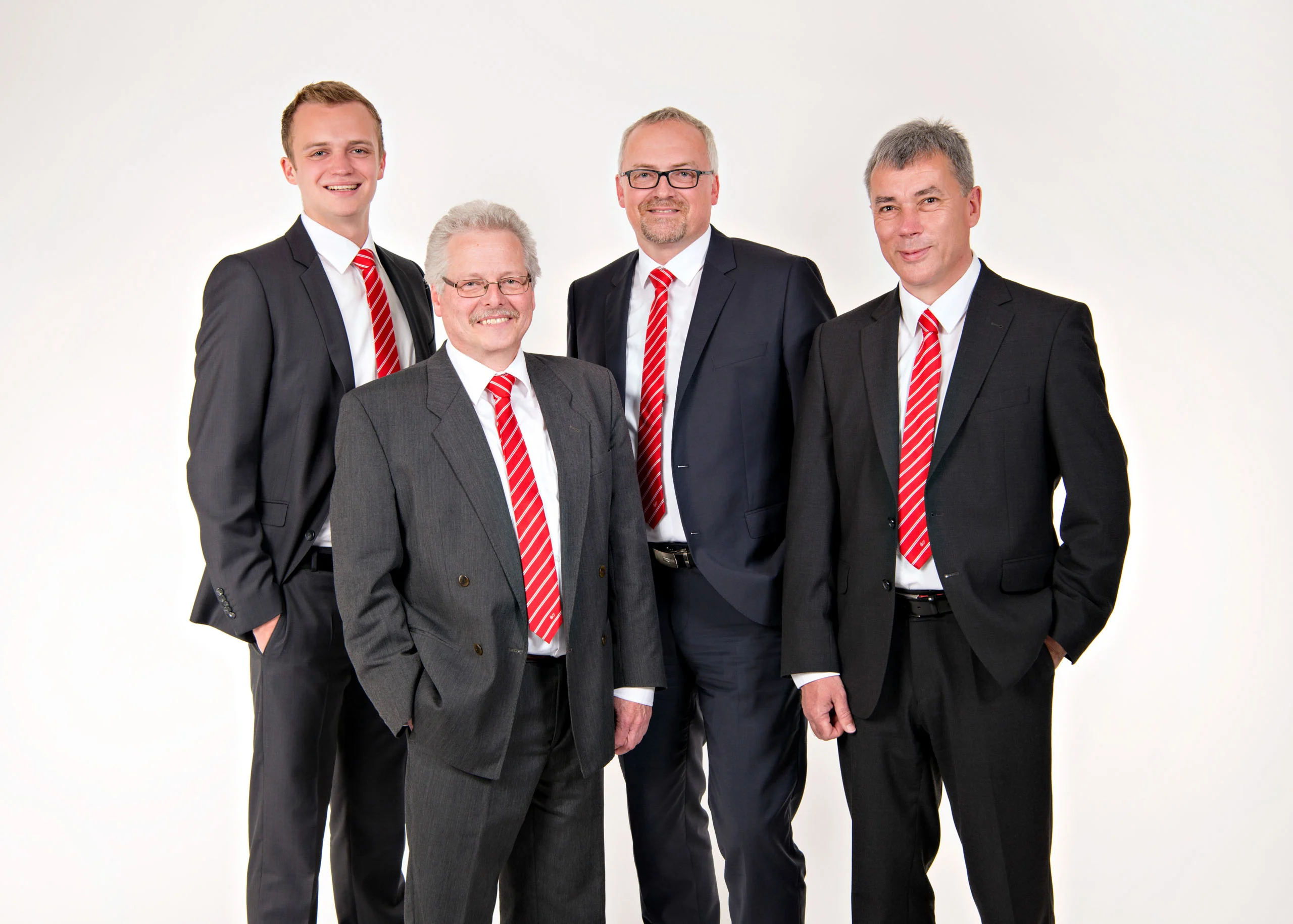 Business Portraits Fotogalerie 072 | Peter Lauritis Photography Vier Männer in Anzügen mit roten Krawatten