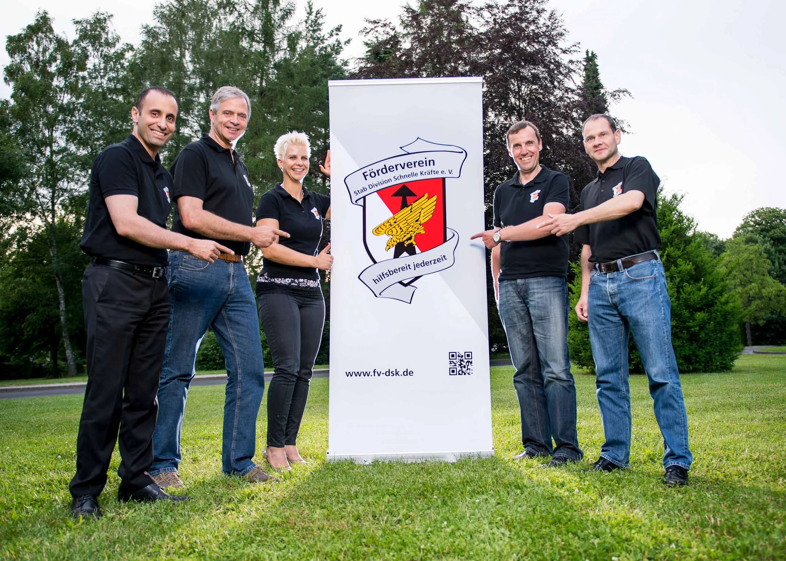 Business Portraits Fotogalerie 080 | Peter Lauritis Photography Spendenübergabe: Gruppe neben dem Banner eines Fördervereins